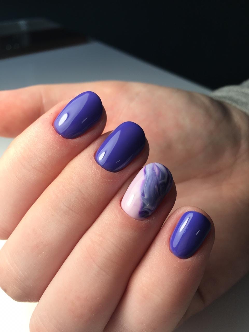 Маникюр с морским дизайном в фиолетовом цвете на короткие ногти.
