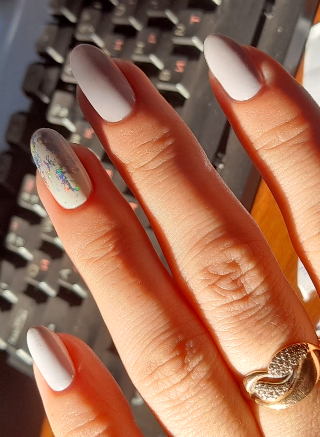 Маникюр с серебряной фольгой в сером цвете на длинные ногти.