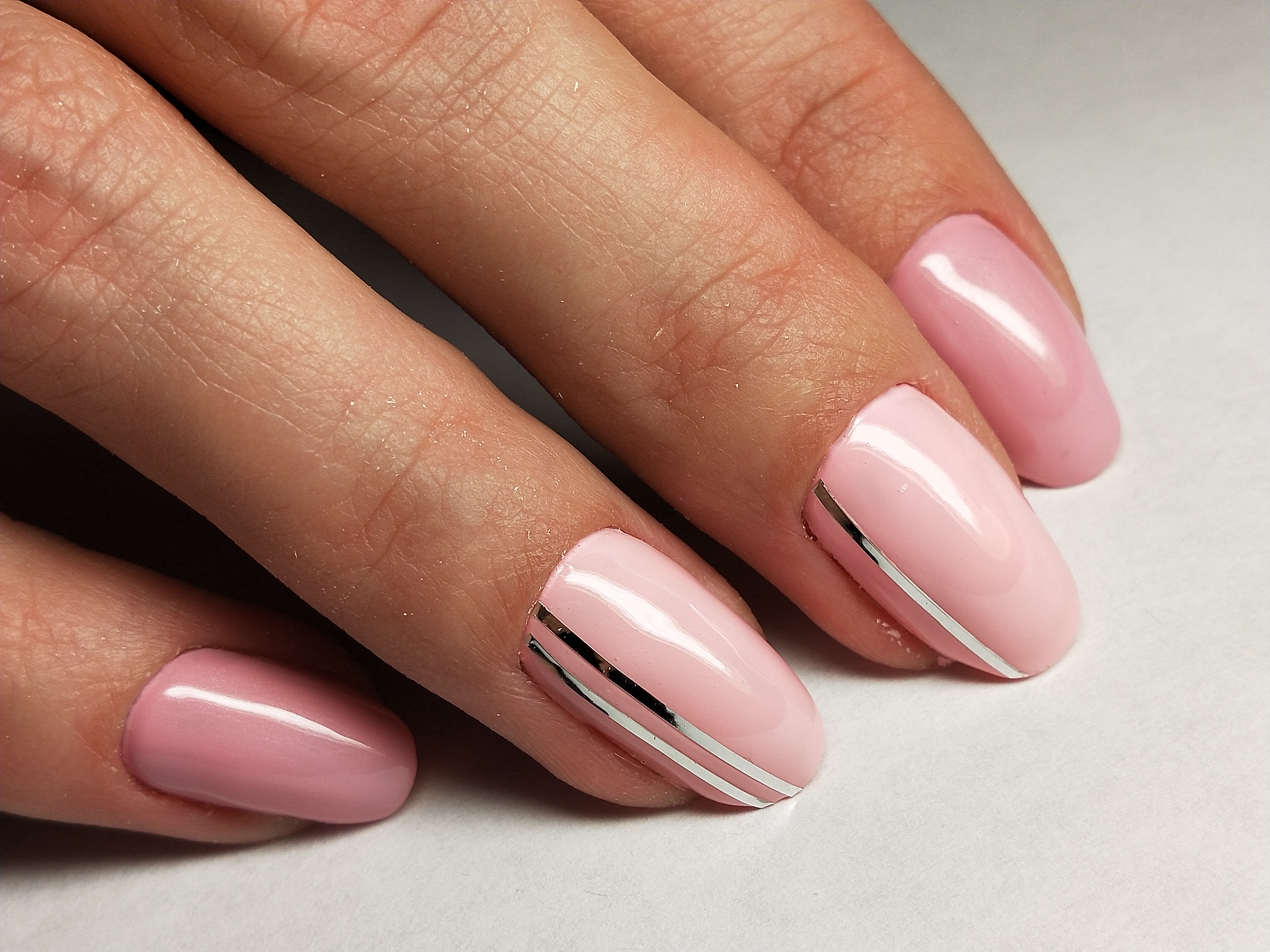Ногти розовые с полосками