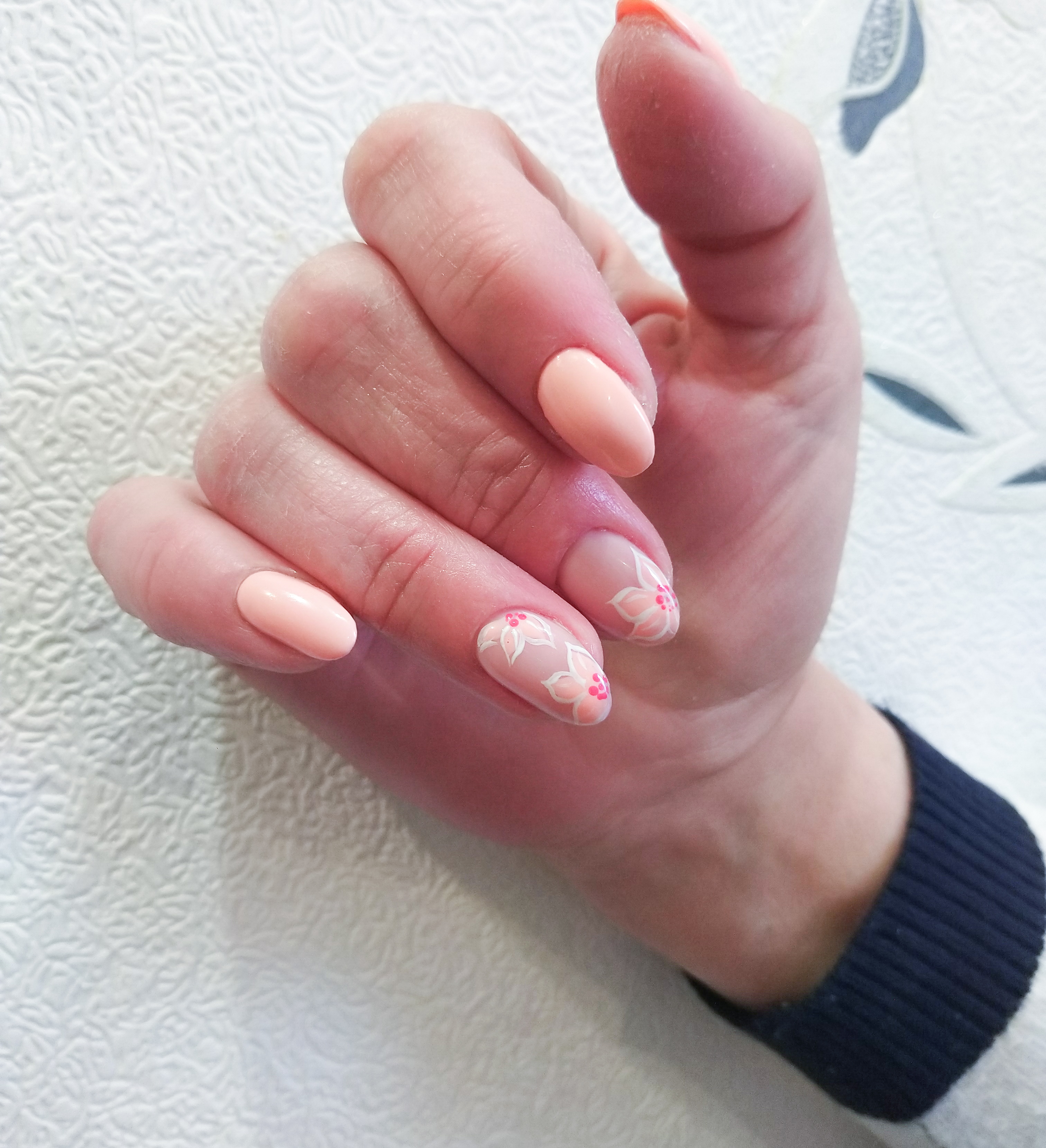 Маникюр с цветочным рисунком в персиковом цвете на короткие ногти.