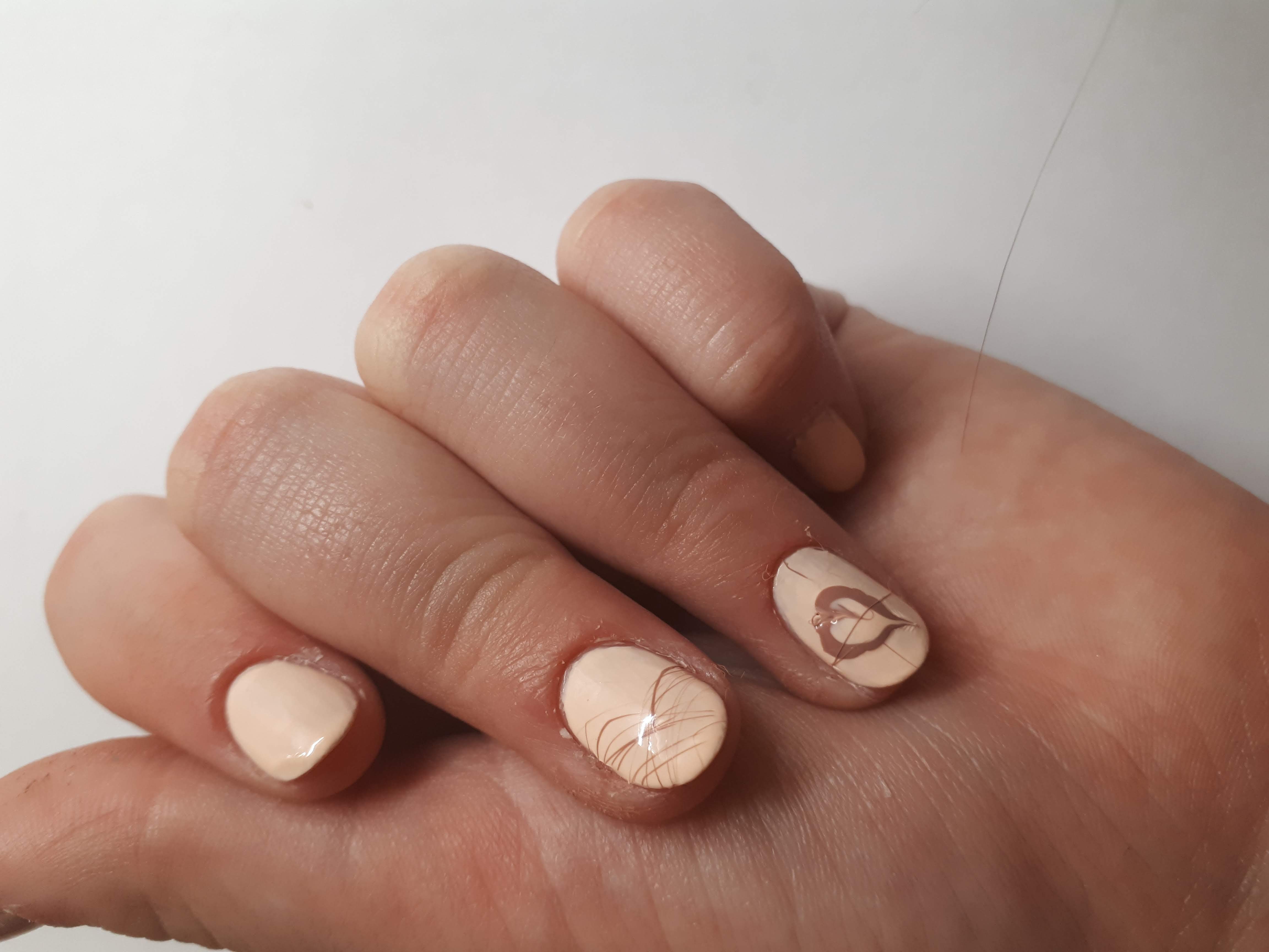 Маникюр с рисунком в персиковом цвете на короткие ногти.
