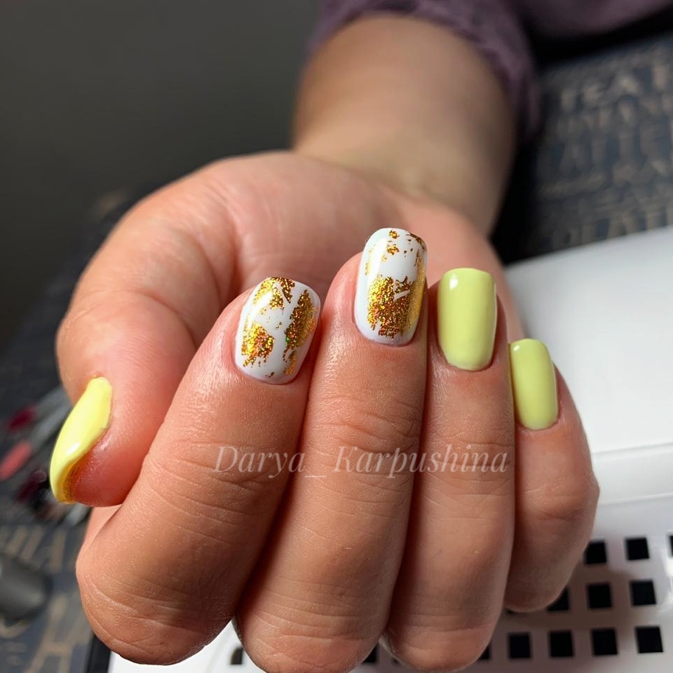 Маникюр с золотой фольгой в желтом цвете на короткие ногти.