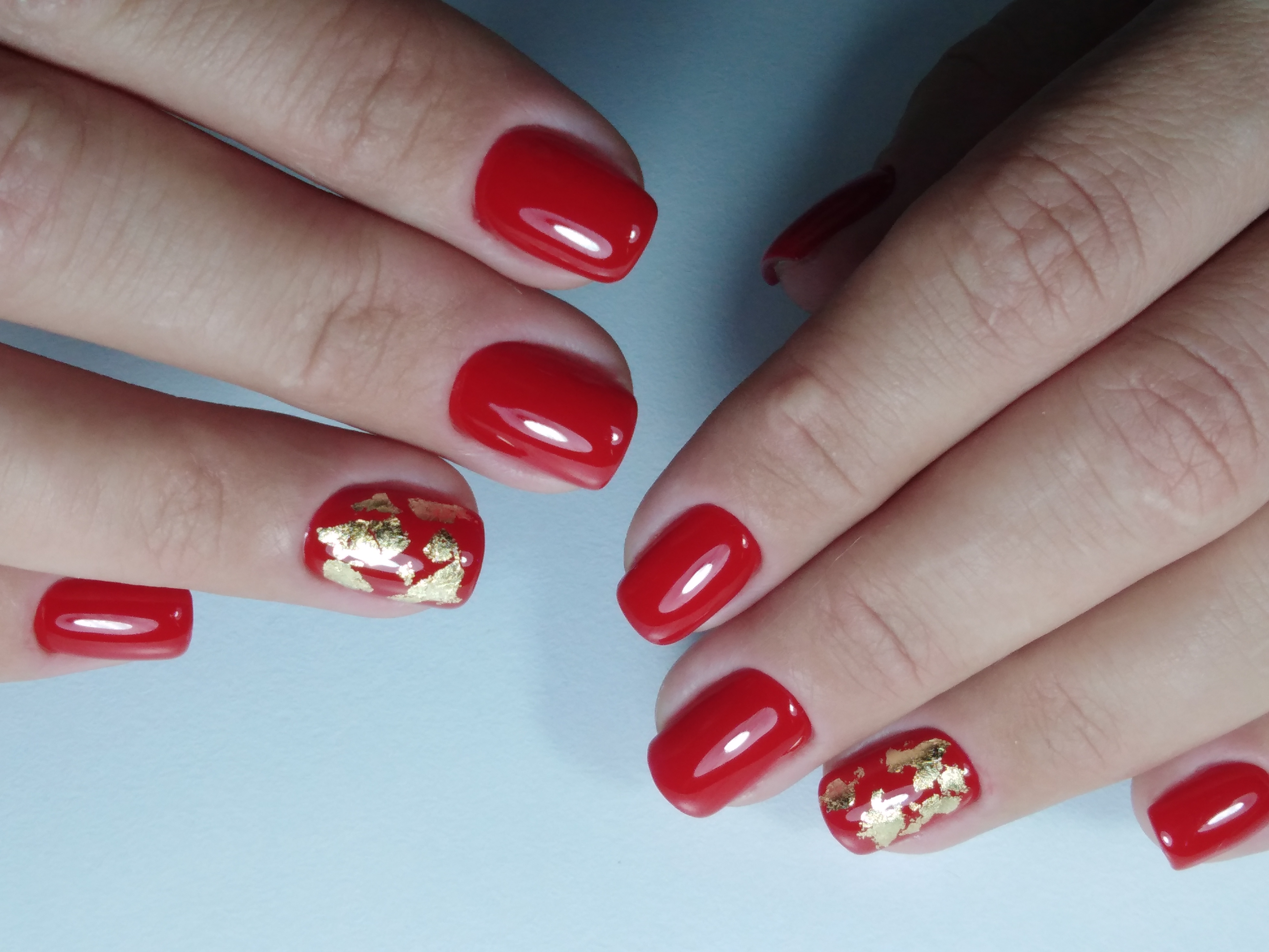 Маникюр с золотой фольгой в красном цвете на короткие ногти.