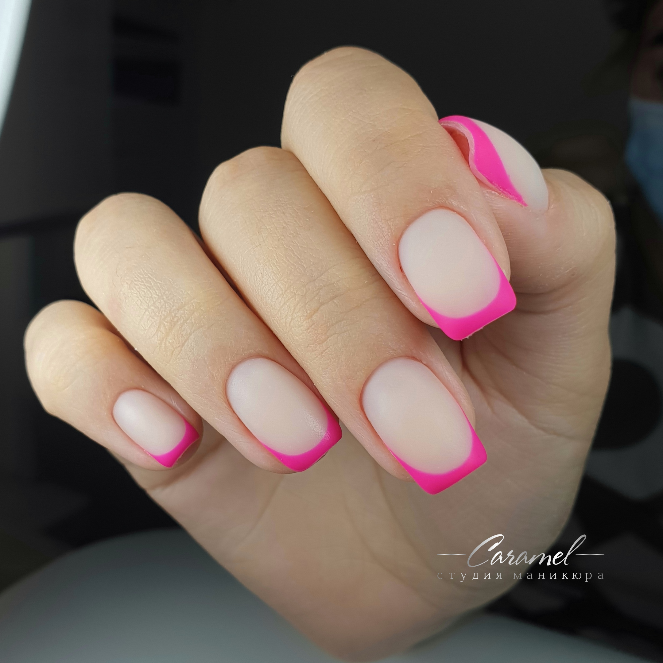 Матовый френч в розовом цвете на короткие ногти.