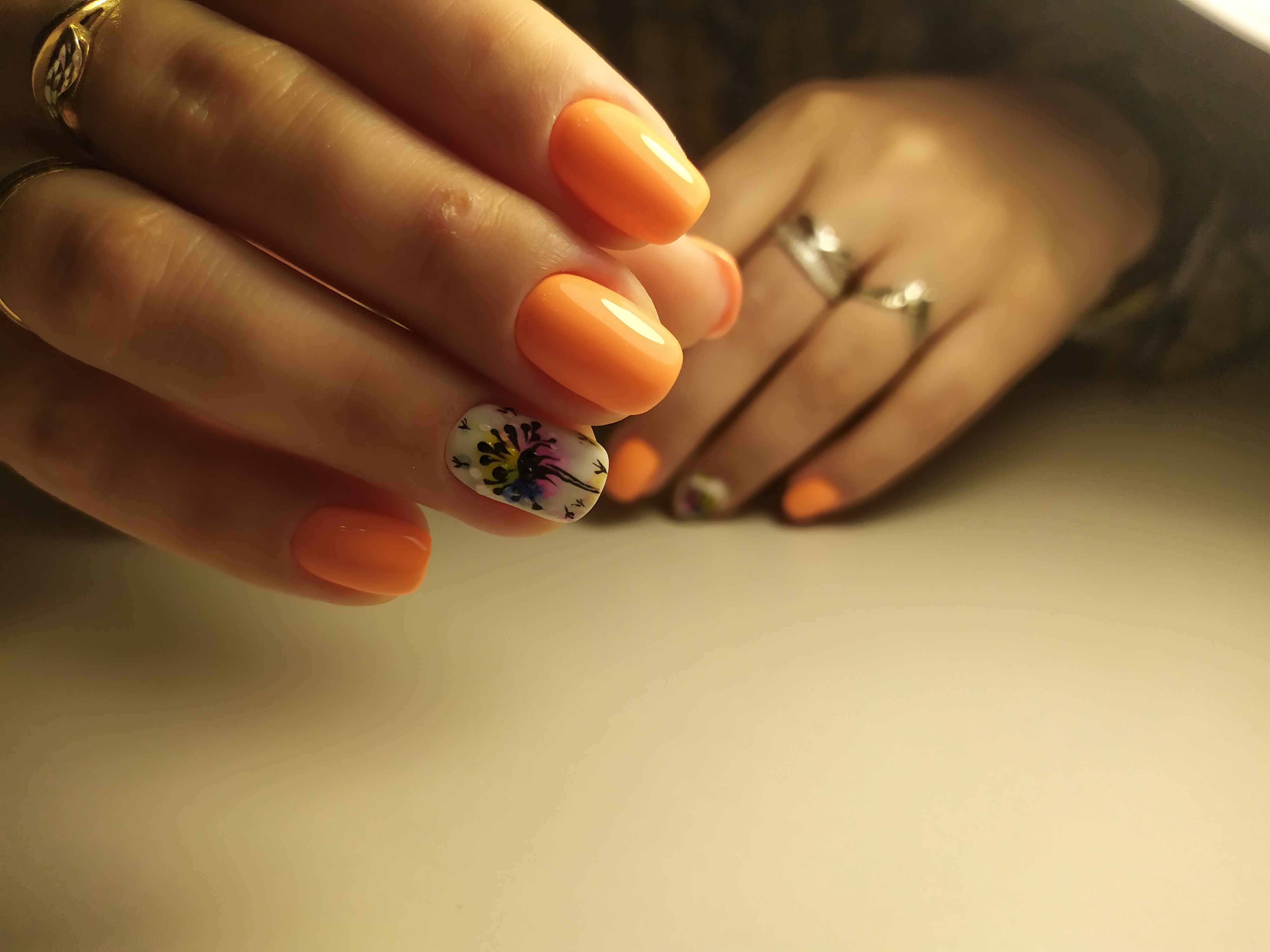 Маникюр с одуванчиком в оранжевом цвете.