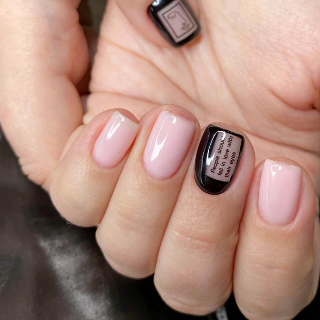 Маникюр с надписями в розовом цвете на короткие ногти.