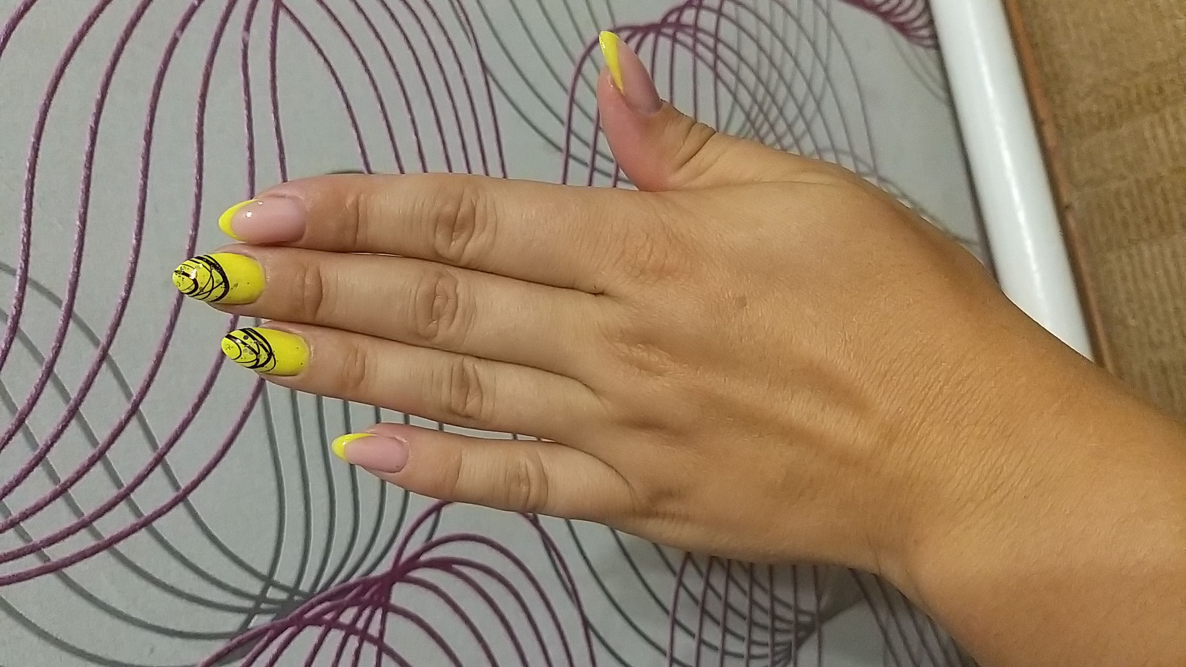 Френч с паутинкой в желтом цвете на длинные ногти.