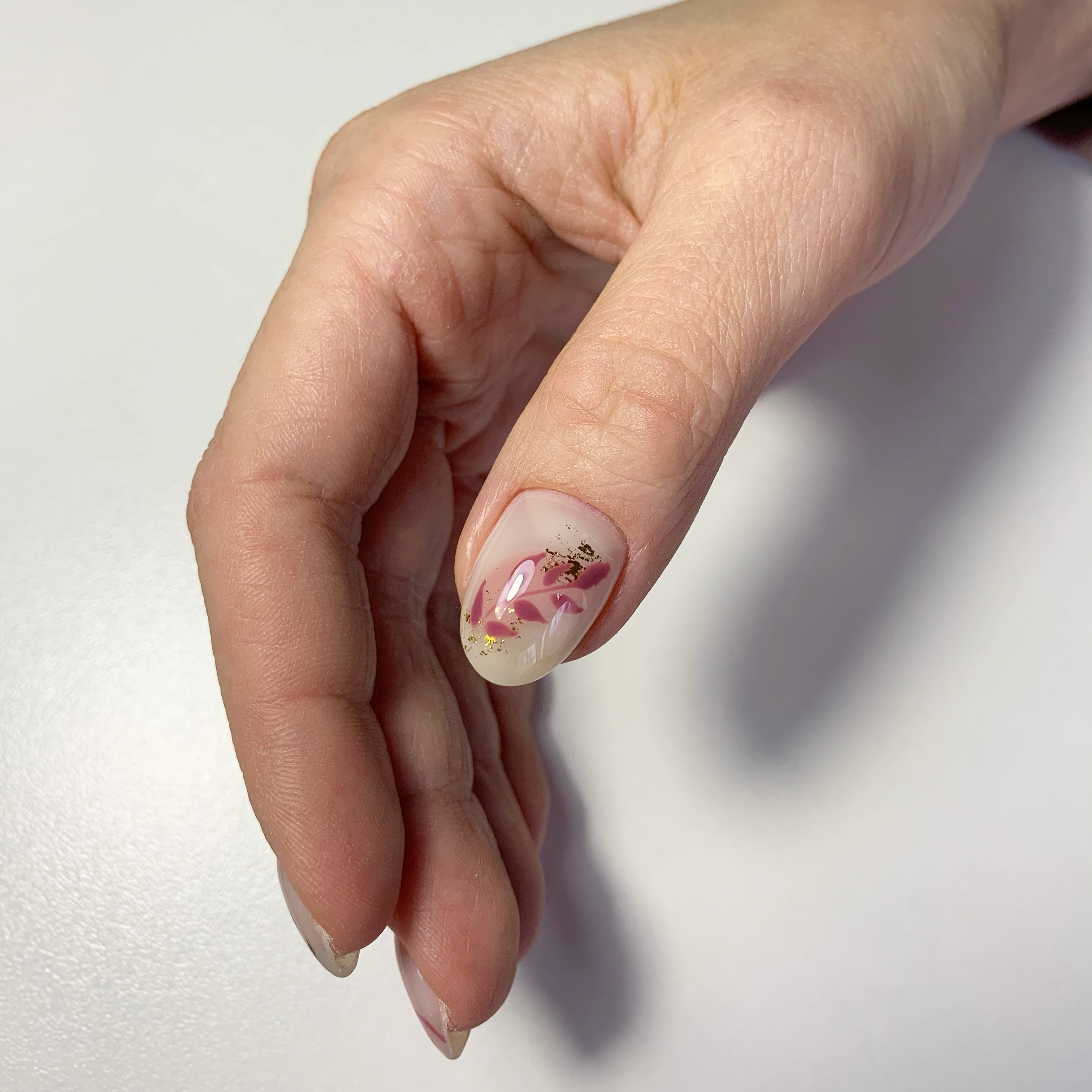 Нюдовый маникюр с растительным рисунком на короткие ногти.