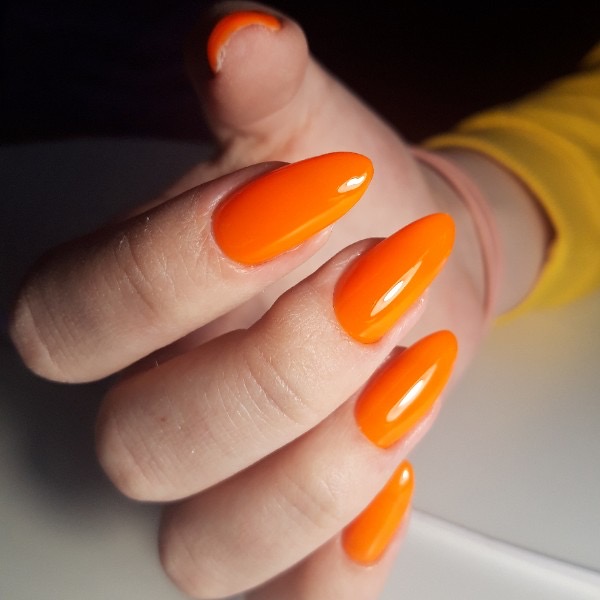 Маникюр в оранжевом цвете на длинные ногти.