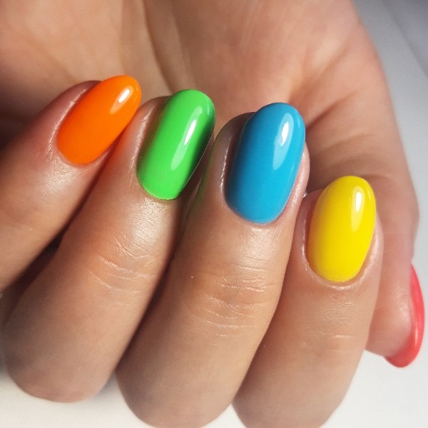 Разноцветный маникюр на короткие ногти.