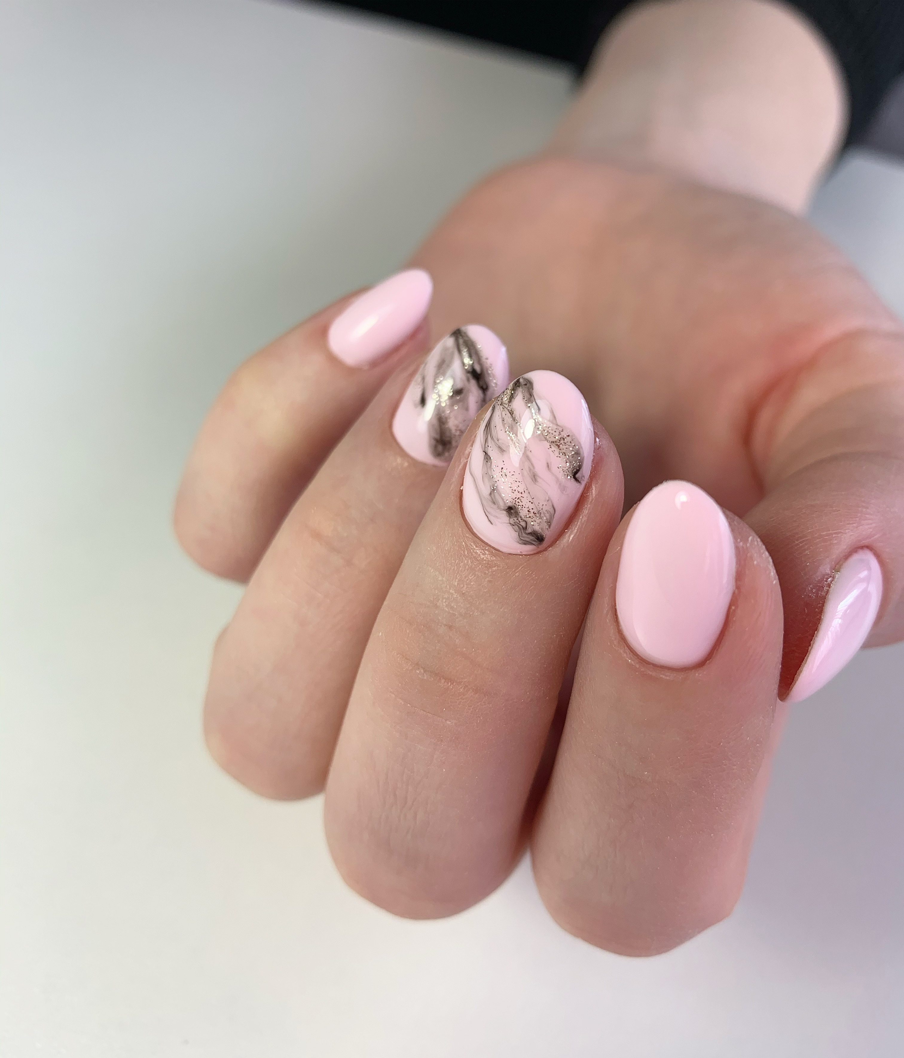 Маникюр с абстрактным рисунком в розовом цвете на короткие ногти.