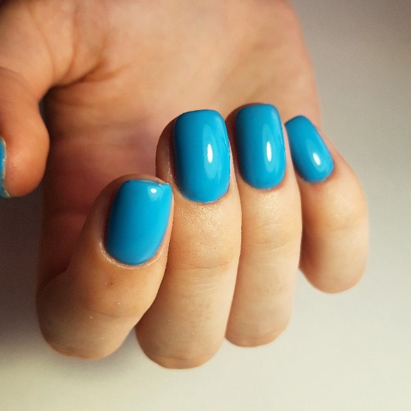 Маникюр в голубом цвете на короткие ногти.