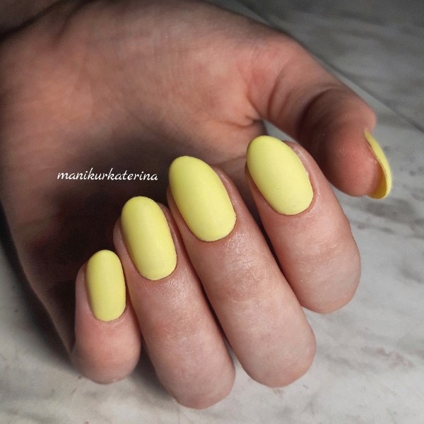 Матовый маникюр в желтом цвете на короткие ногти.