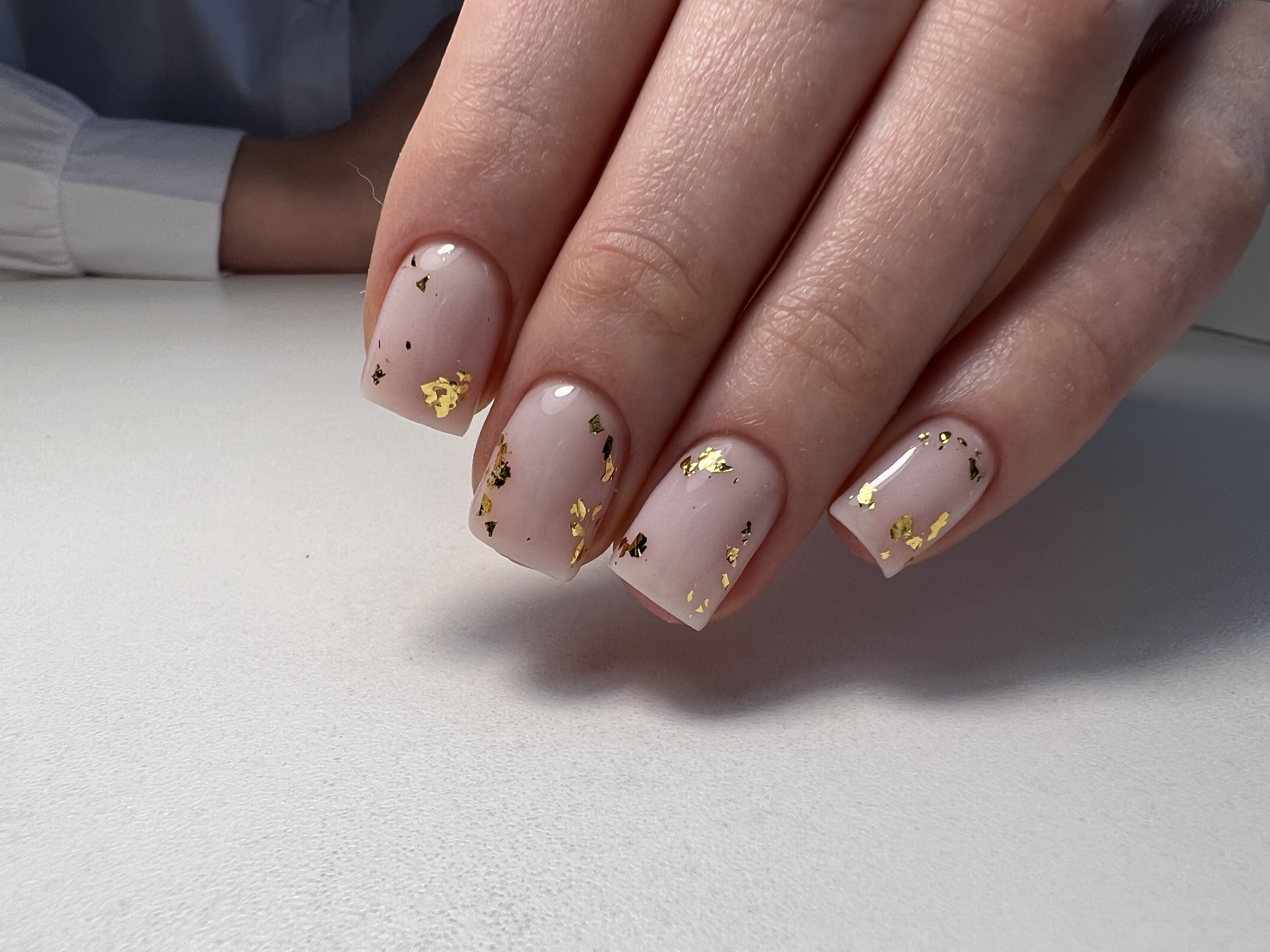 Нежный молочный маникюр с золотыми блестками на короткие квадратные ногти