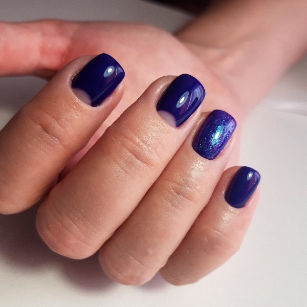 Маникюр с лунным дизайном и блестками в темно-синем цветен а короткие ногти.