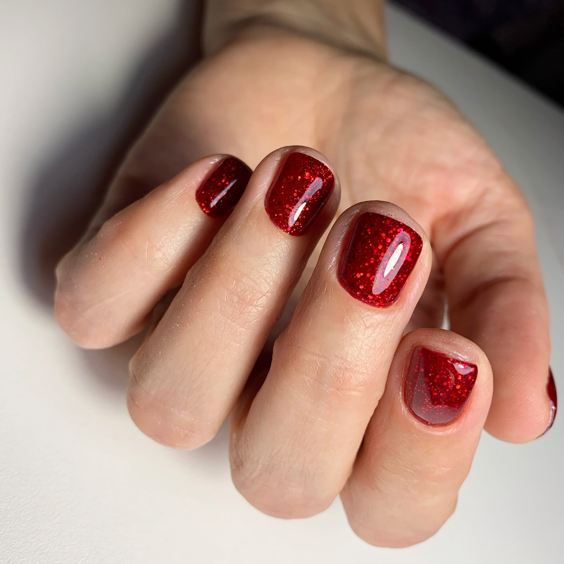 Маникюр с блестками в темно-красном цвете на короткие ногти.