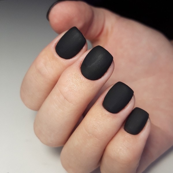 Матовый маникюр в черном цвете на короткие ногти.