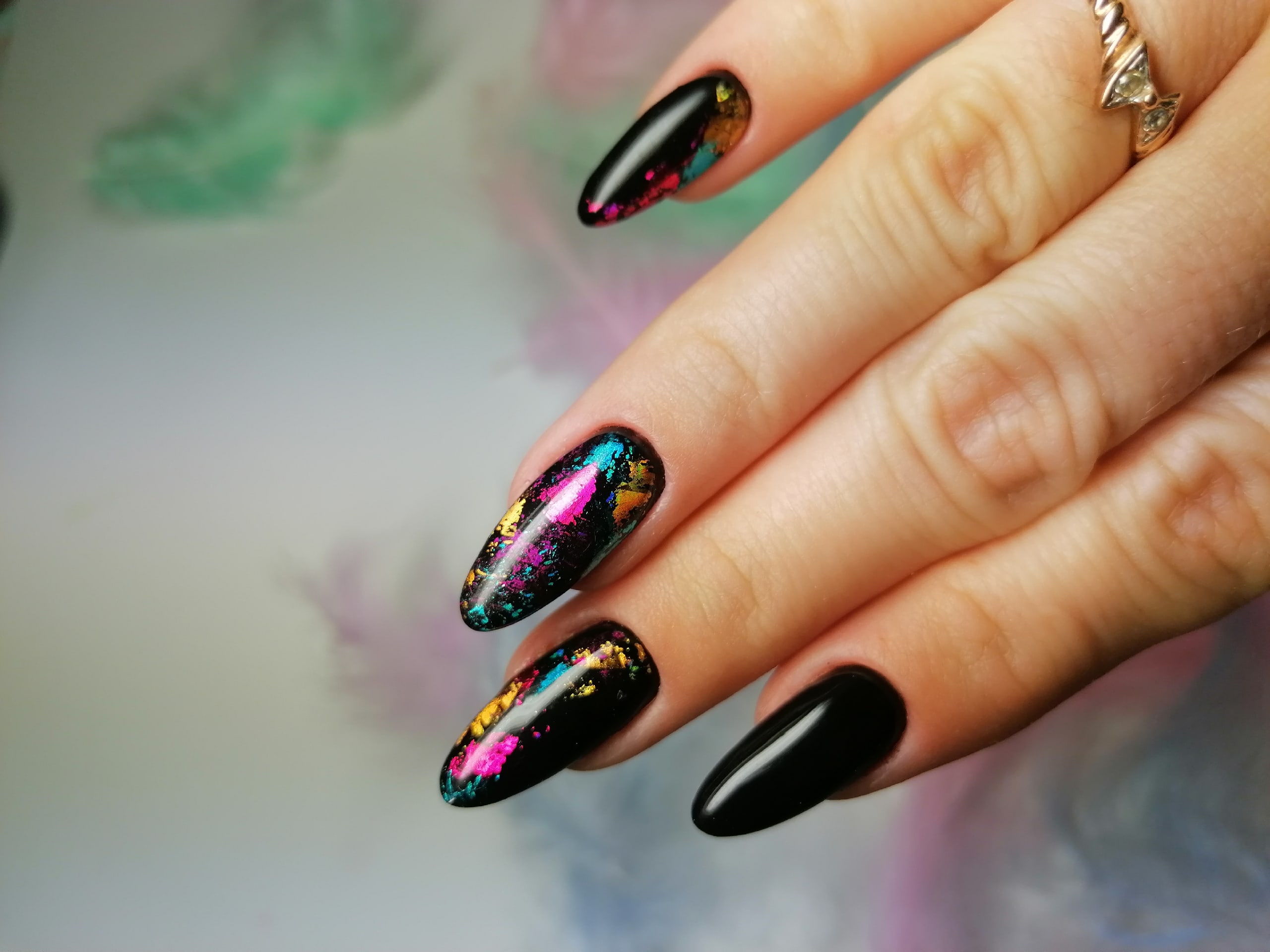 Маникюр с цветной фольгой в черном цвете на длинные ногти.