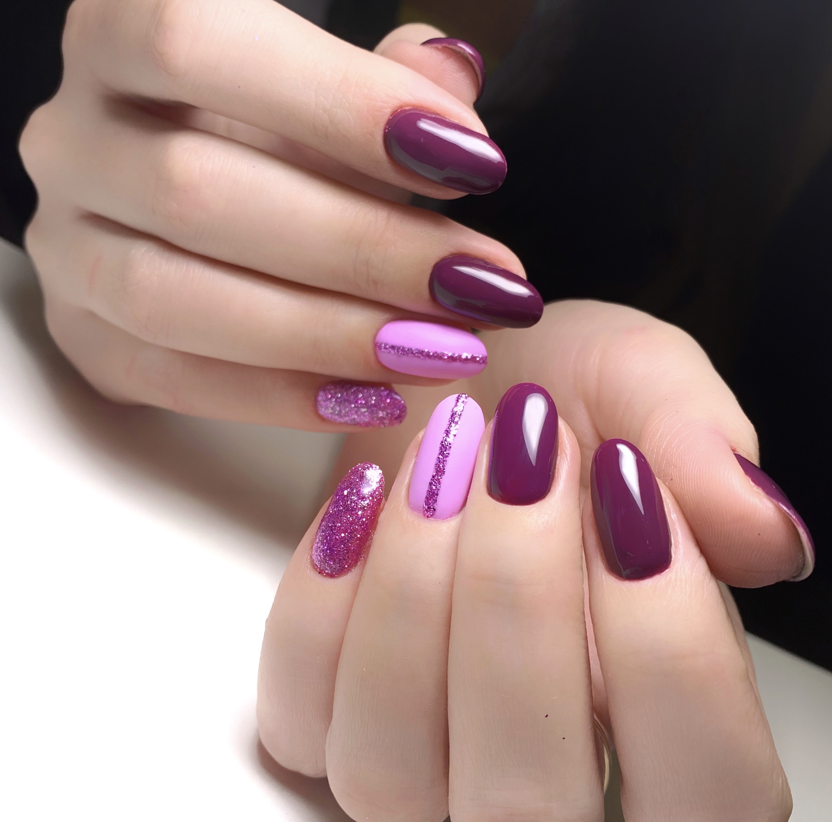 Маникюр с блестками в баклажановом цвете на длинный ногти.