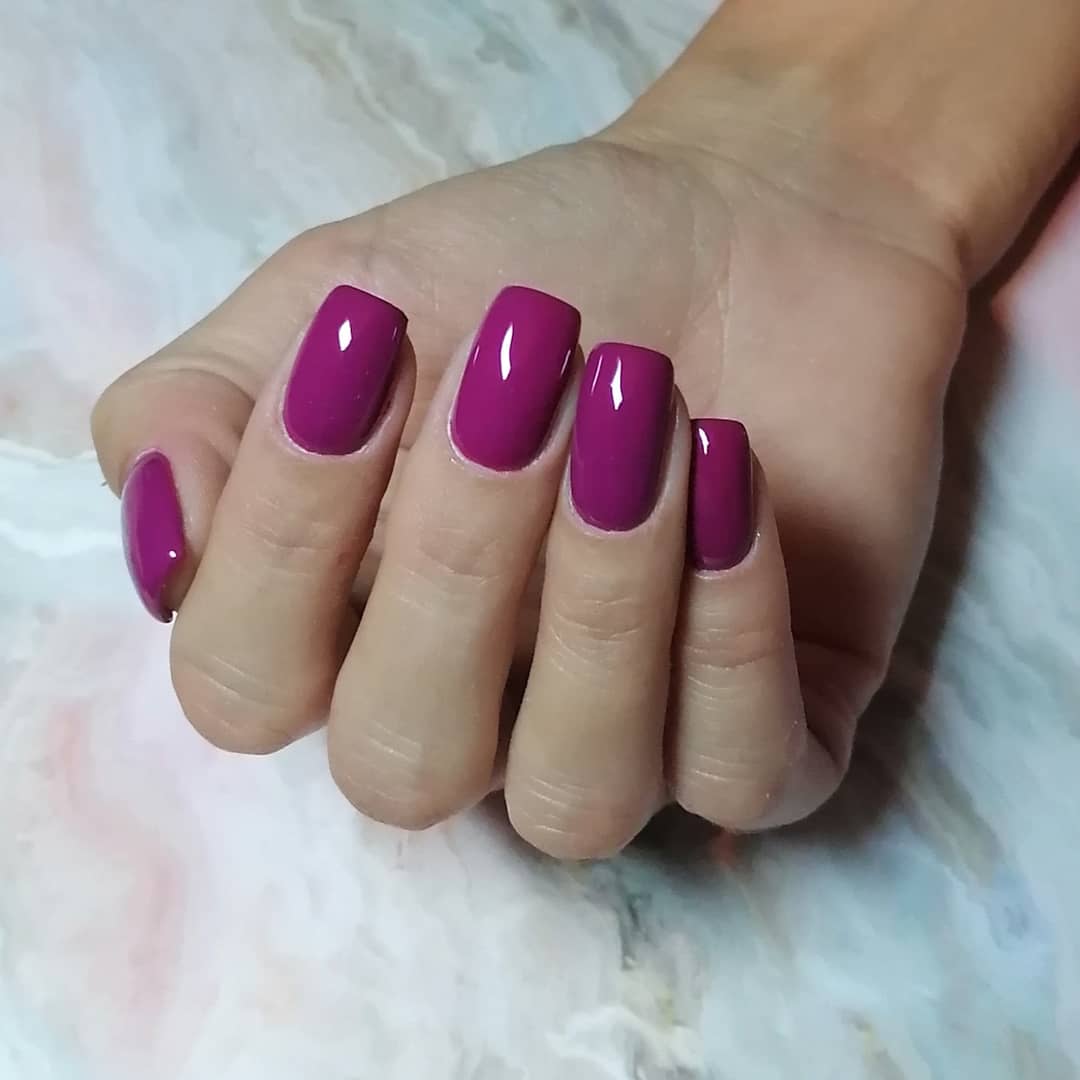 Маникюр в баклажановом цвете на длинные ногти.