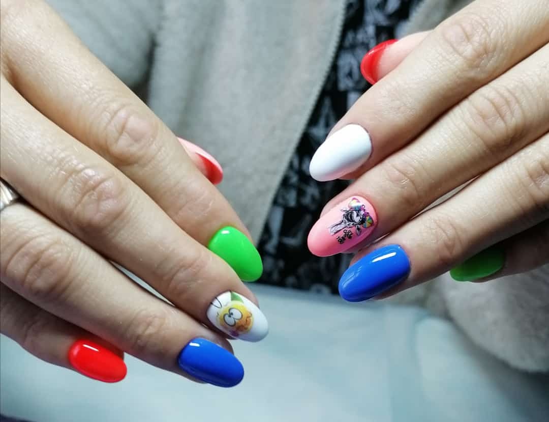 Разноцветный маникюр со слайдерами на короткие ногти.
