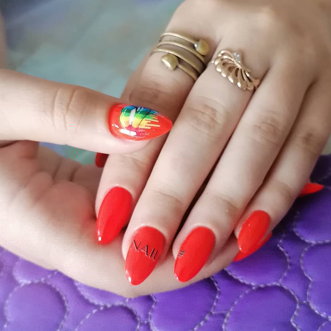 Маникюр с цветным слайдером и надписями в красном цвете на длинные ногти.