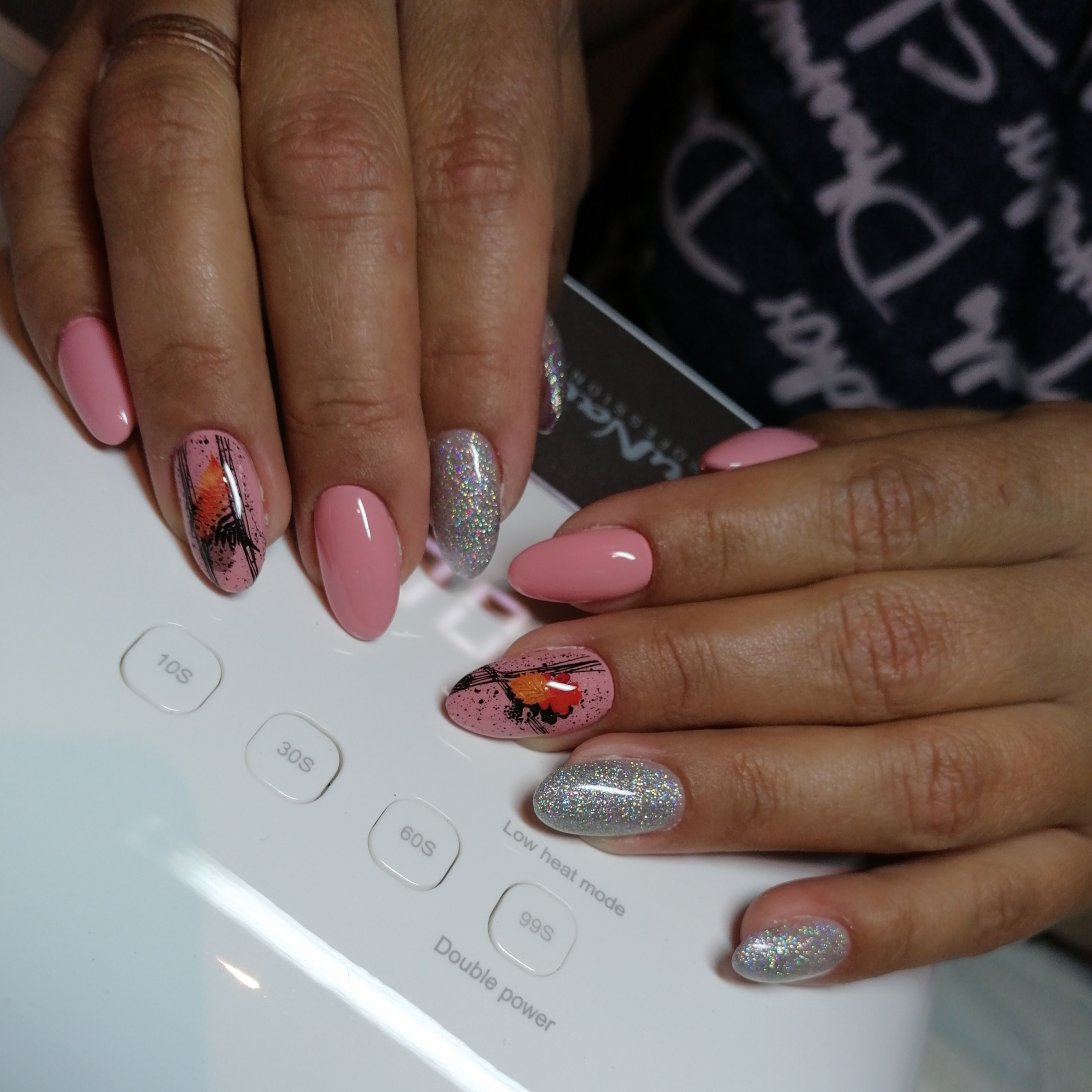 Маникюр со слайдерами и серебряными блестками в розовом цвете на короткие ногти.