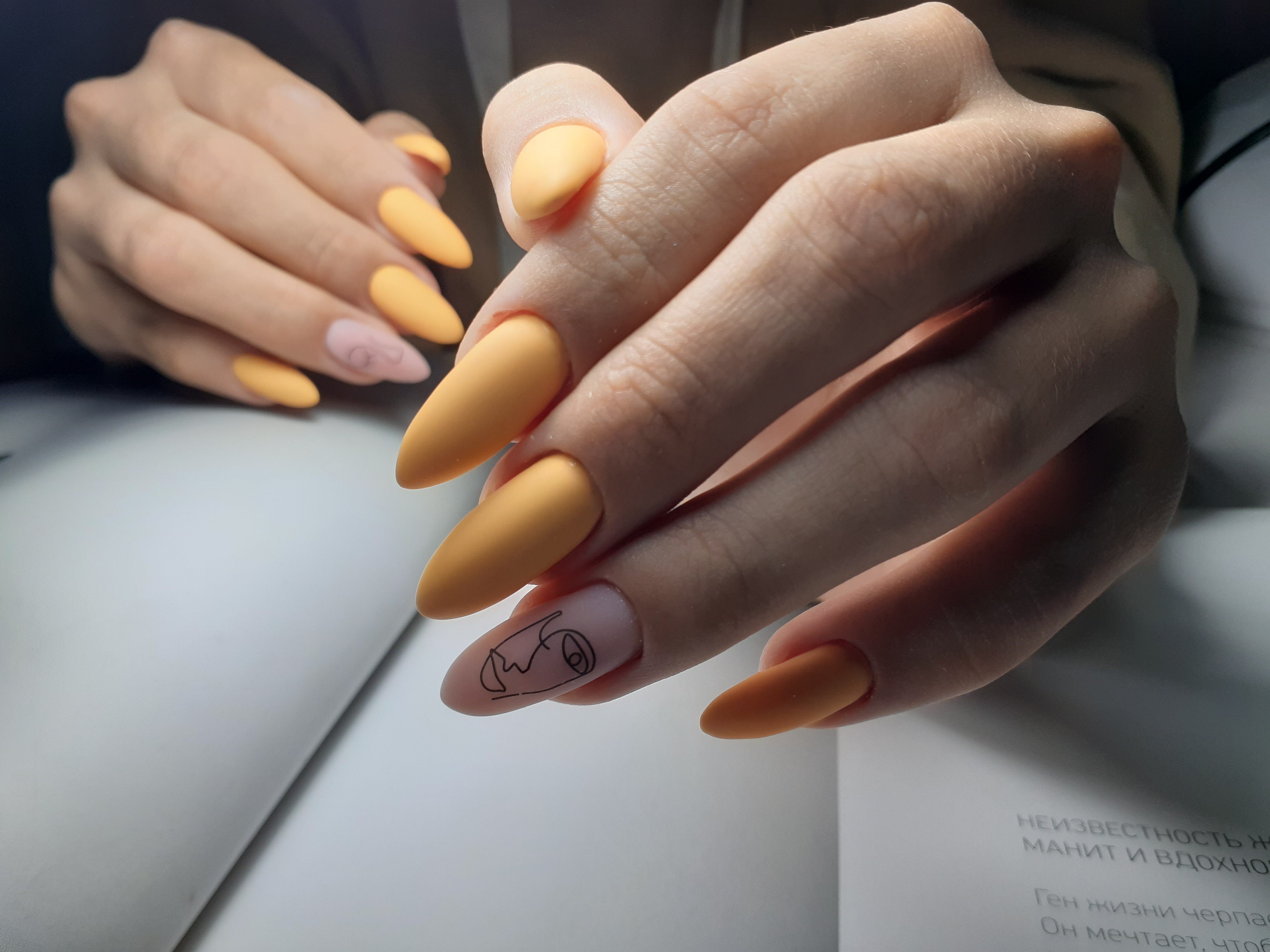 Матовый маникюр с рисунком в оранжевом цвете на длинные ногти.