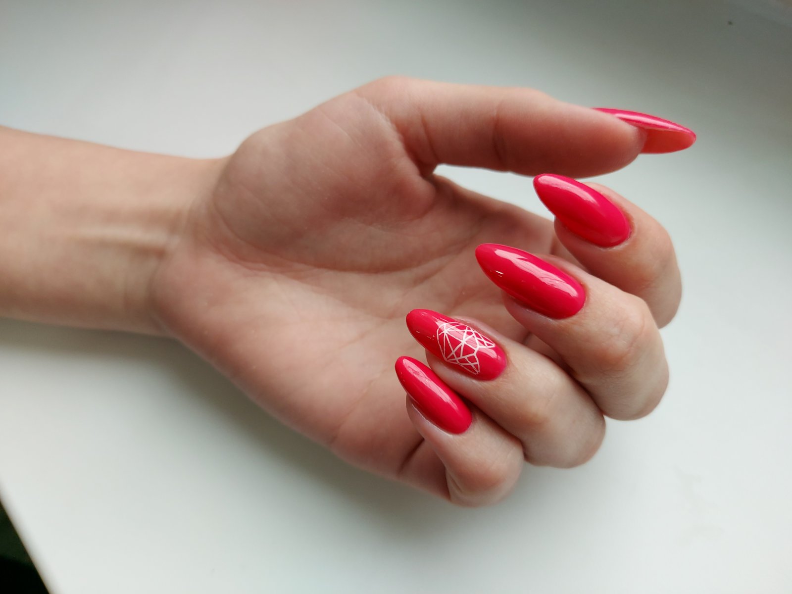 Маникюр со слайдером в красном цвете на длинные ногти.