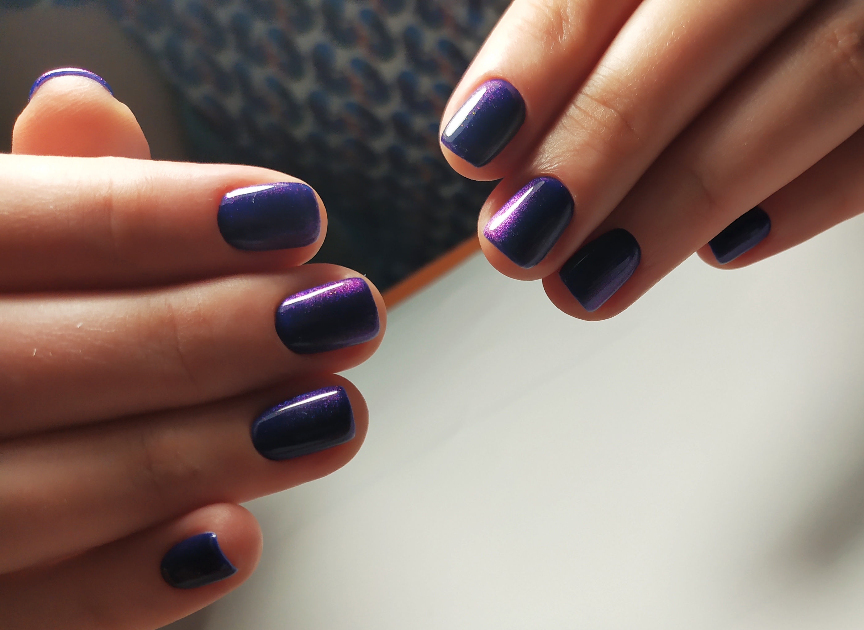 Маникюр с блестками в фиолетовом цвете на короткие ногти.