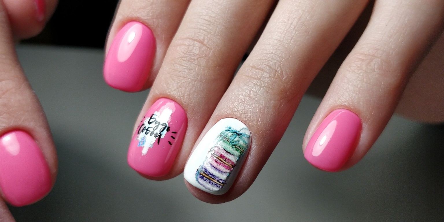 Маникюр с рисунком и надписями в розовом цвете на короткие ногти.