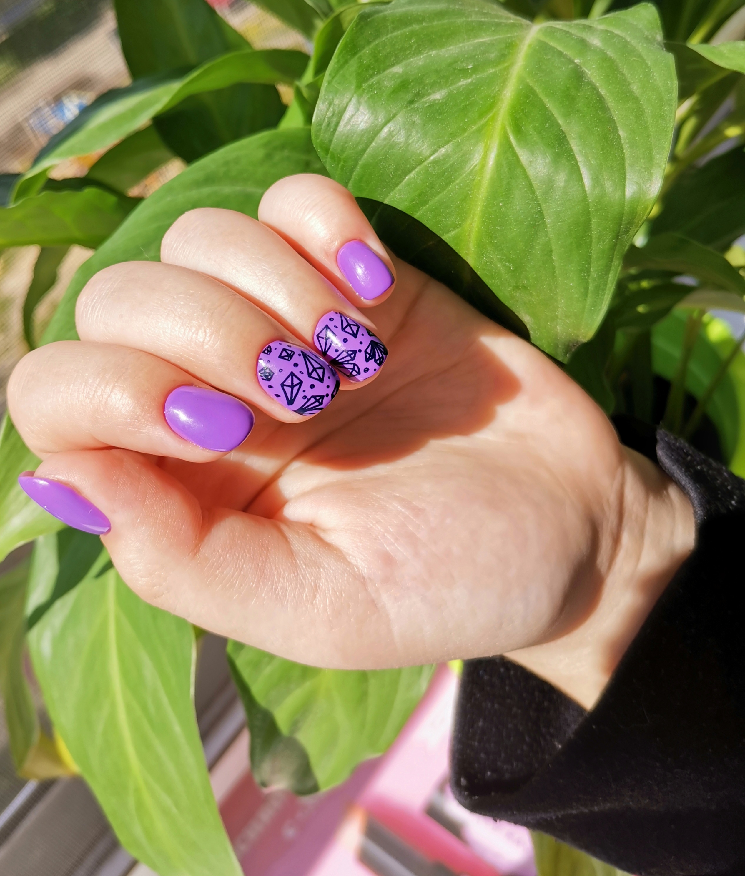 Маникюр со слайдерами в фиолетовом цвете на короткие ногти.