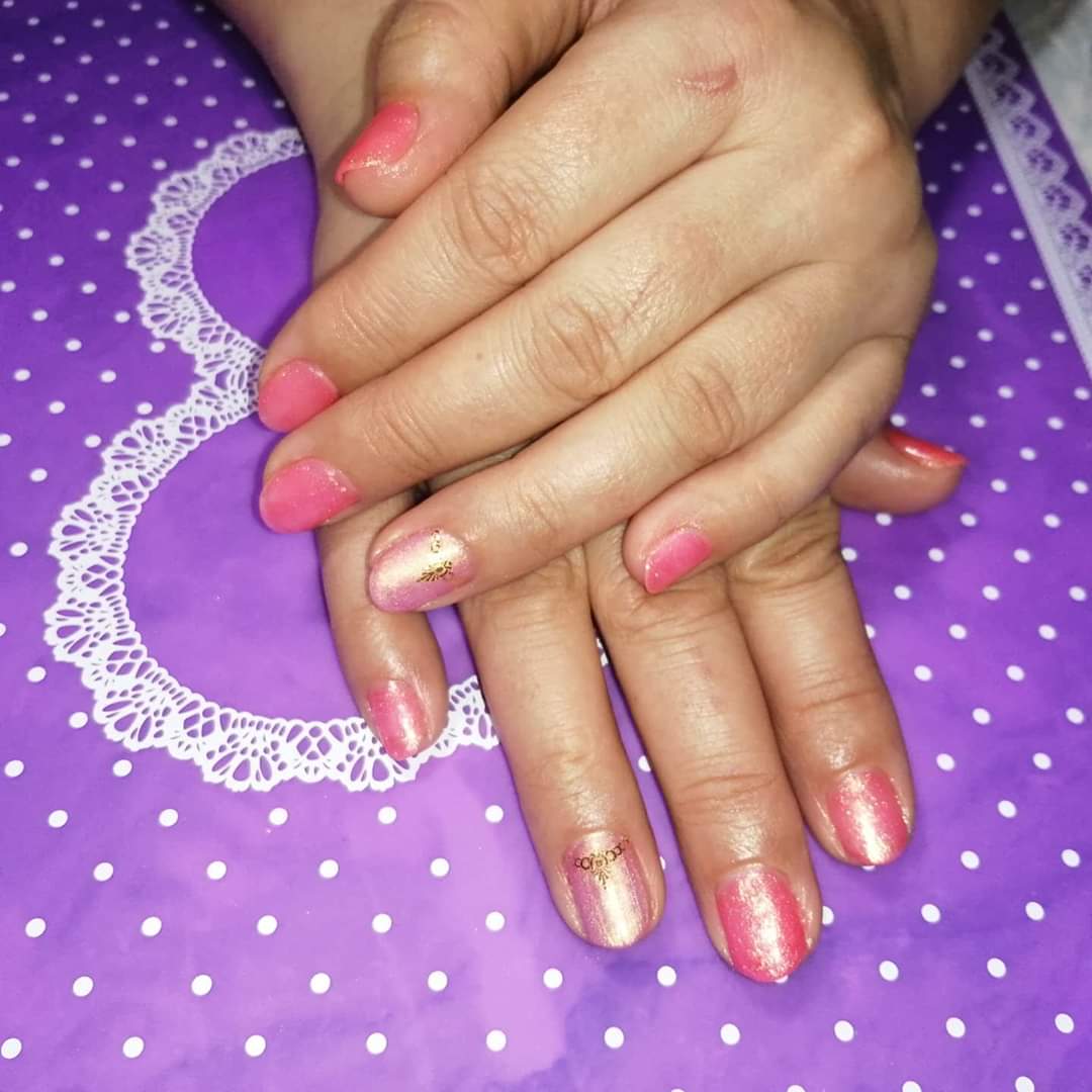 Маникюр с блестками и слайдерами в розовом цвете на короткие ногти.