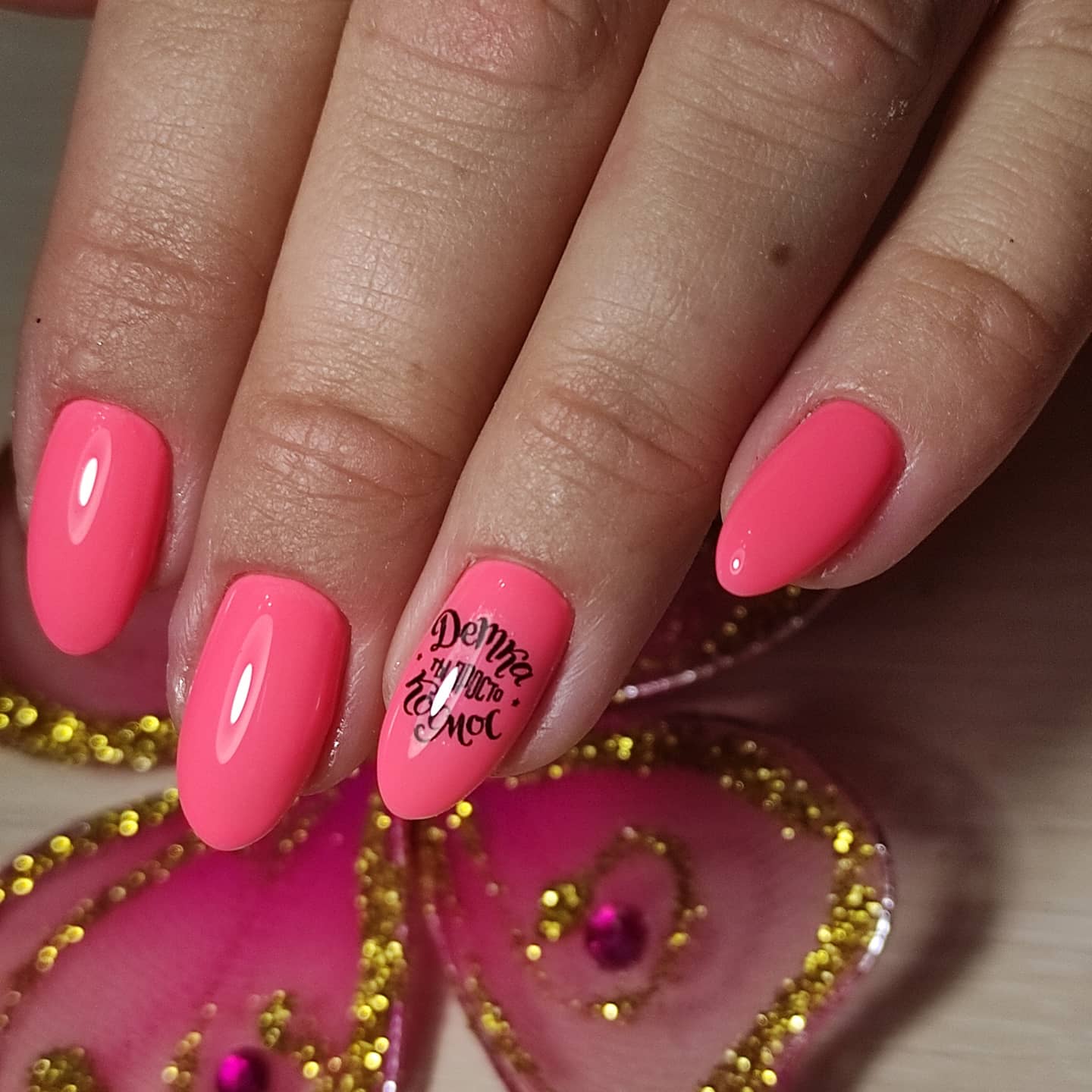 Маникюр с надписями в розовом цвете на короткие ногти.