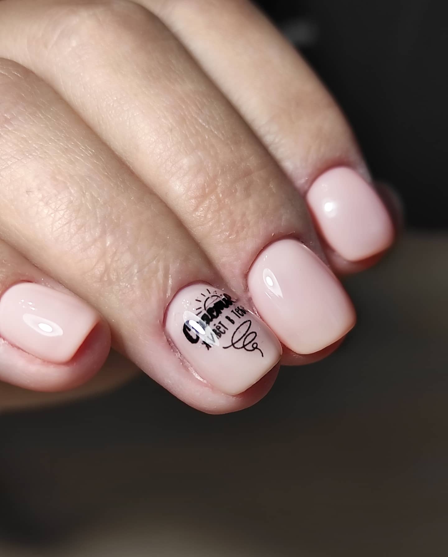 Маникюр с надписями в персиковом цвете на короткие ногти.