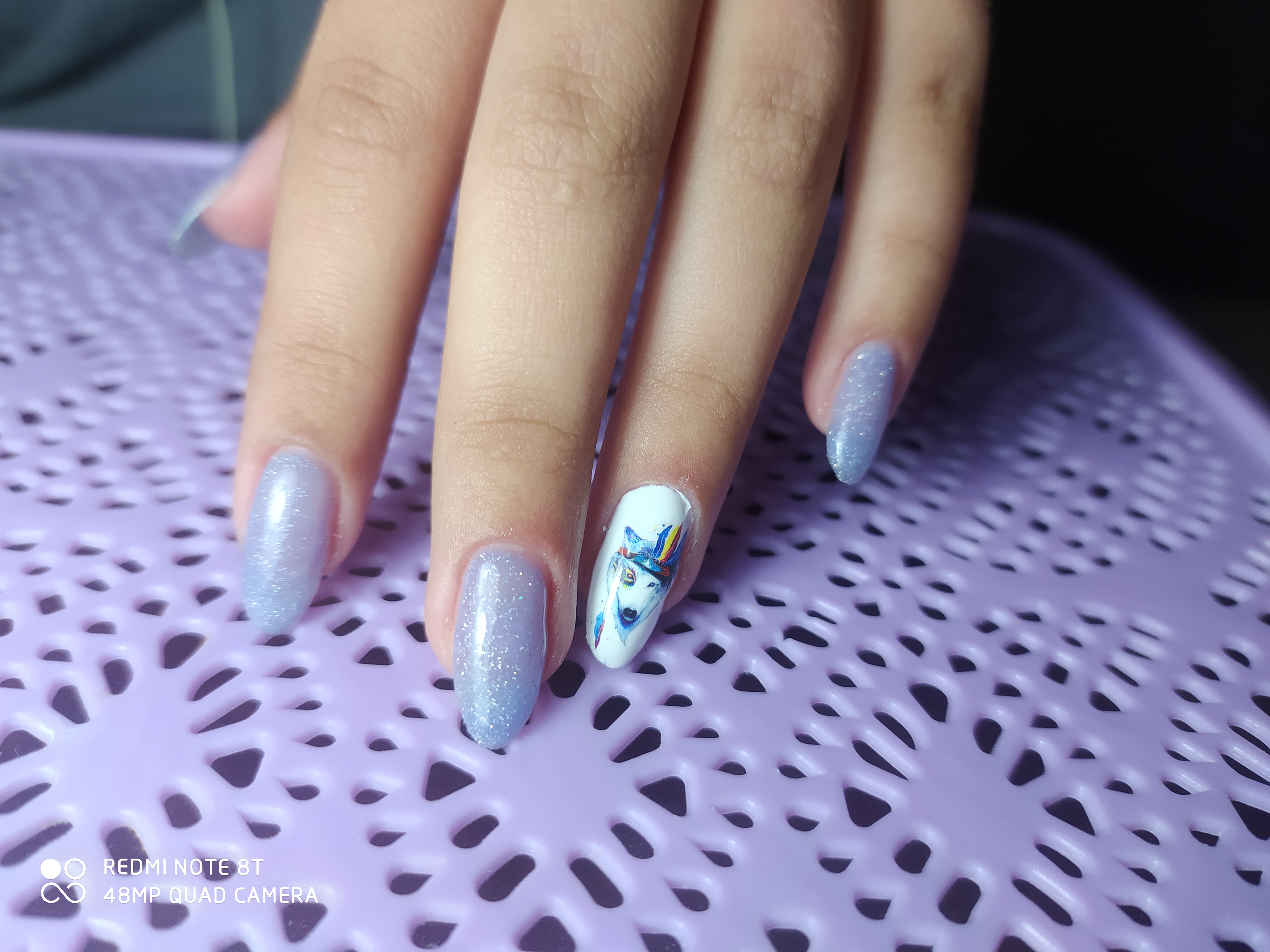Маникюр со слайдером и блестками в голубом цвете на длинные ногти.