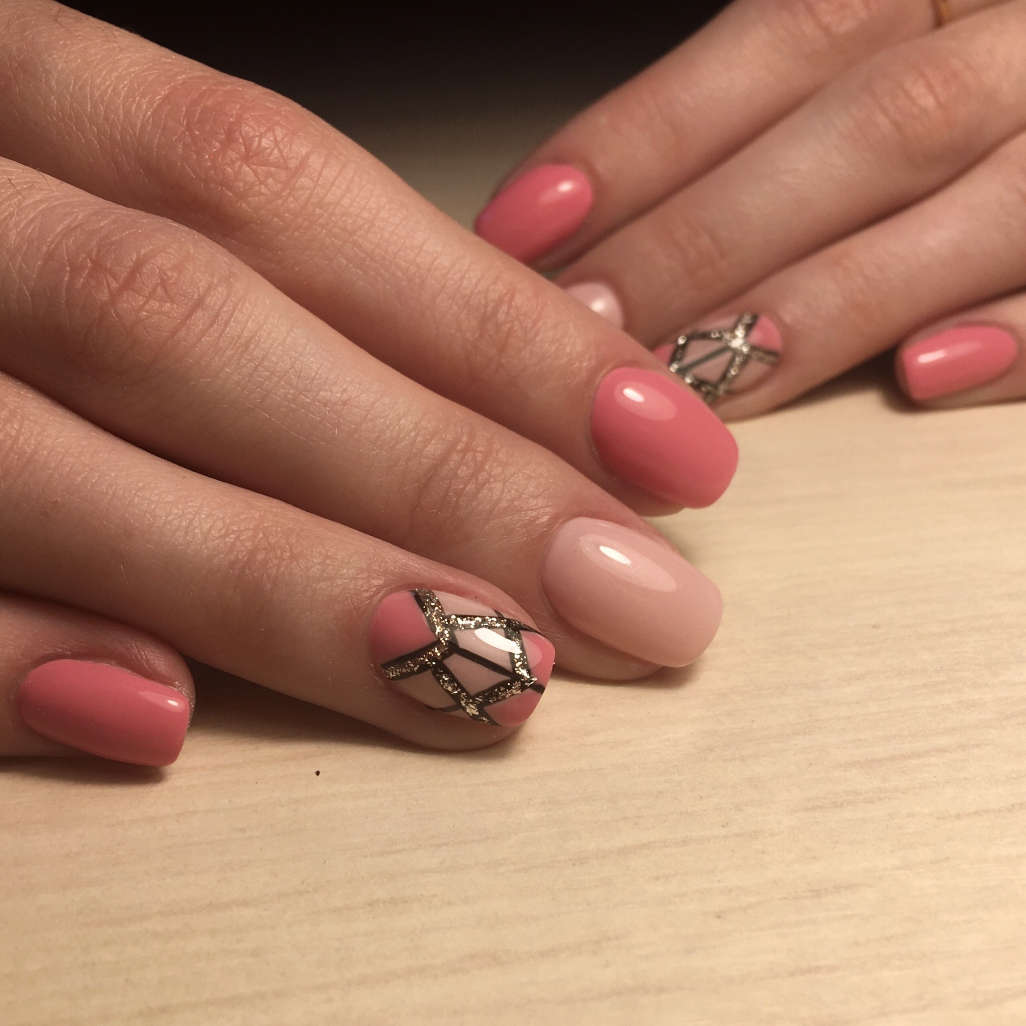 Геометрический маникюр с золотыми блестками в розовом цвете на короткие ногти.