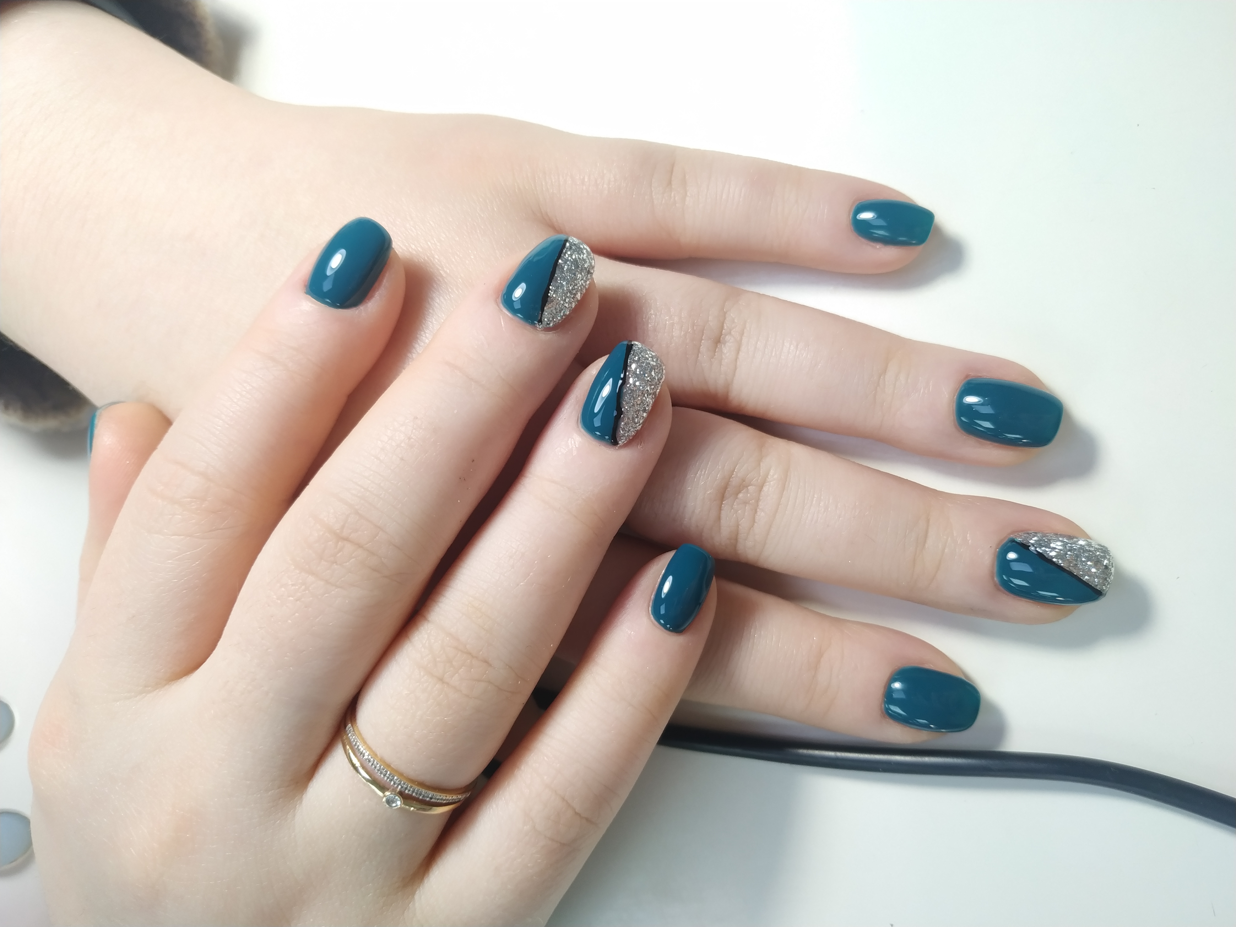 Маникюр с серебряными блестками в синем цвете на короткие ногти.