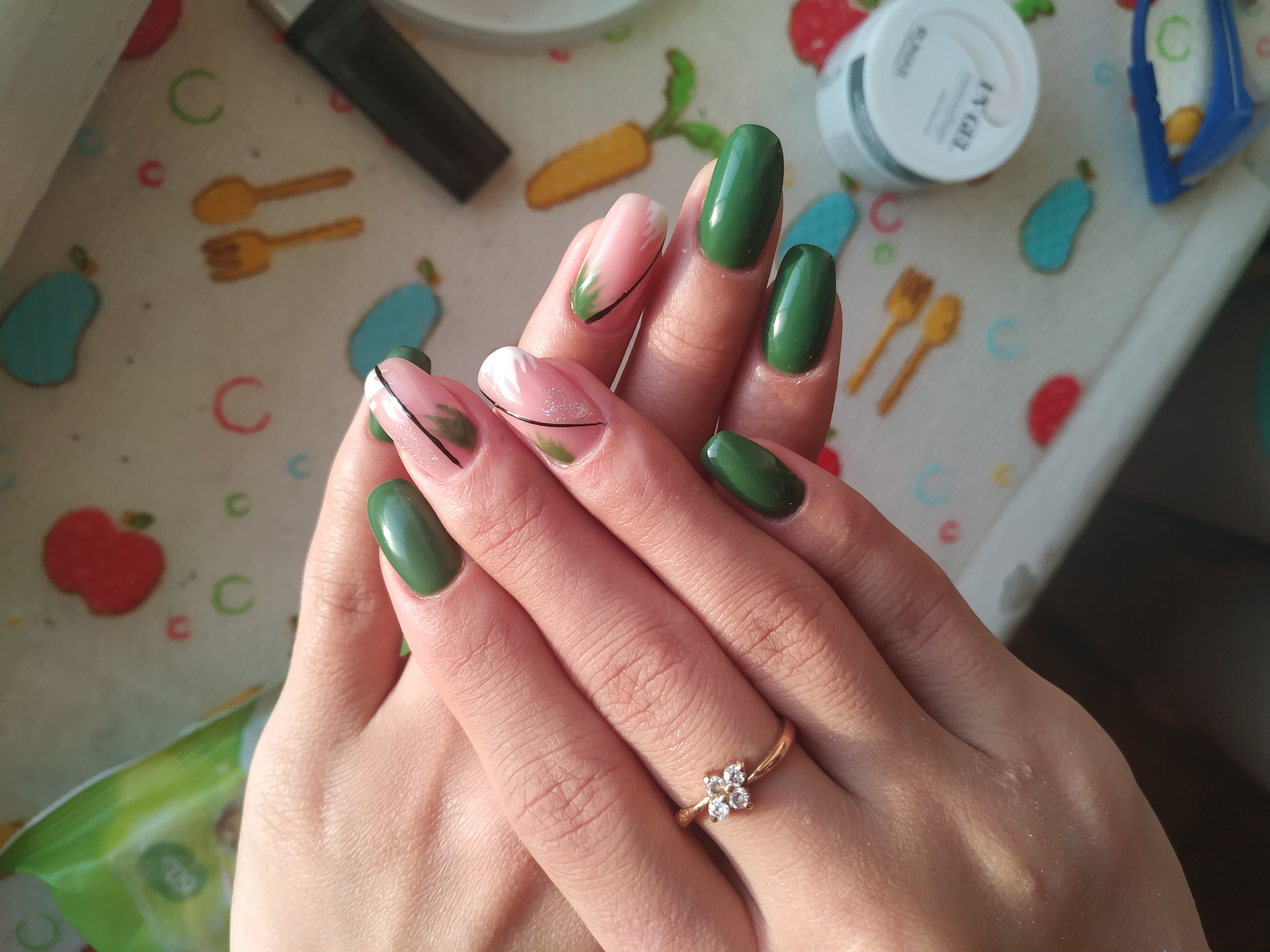 Маникюр с полосками в зеленом цвете на длинные ногти.