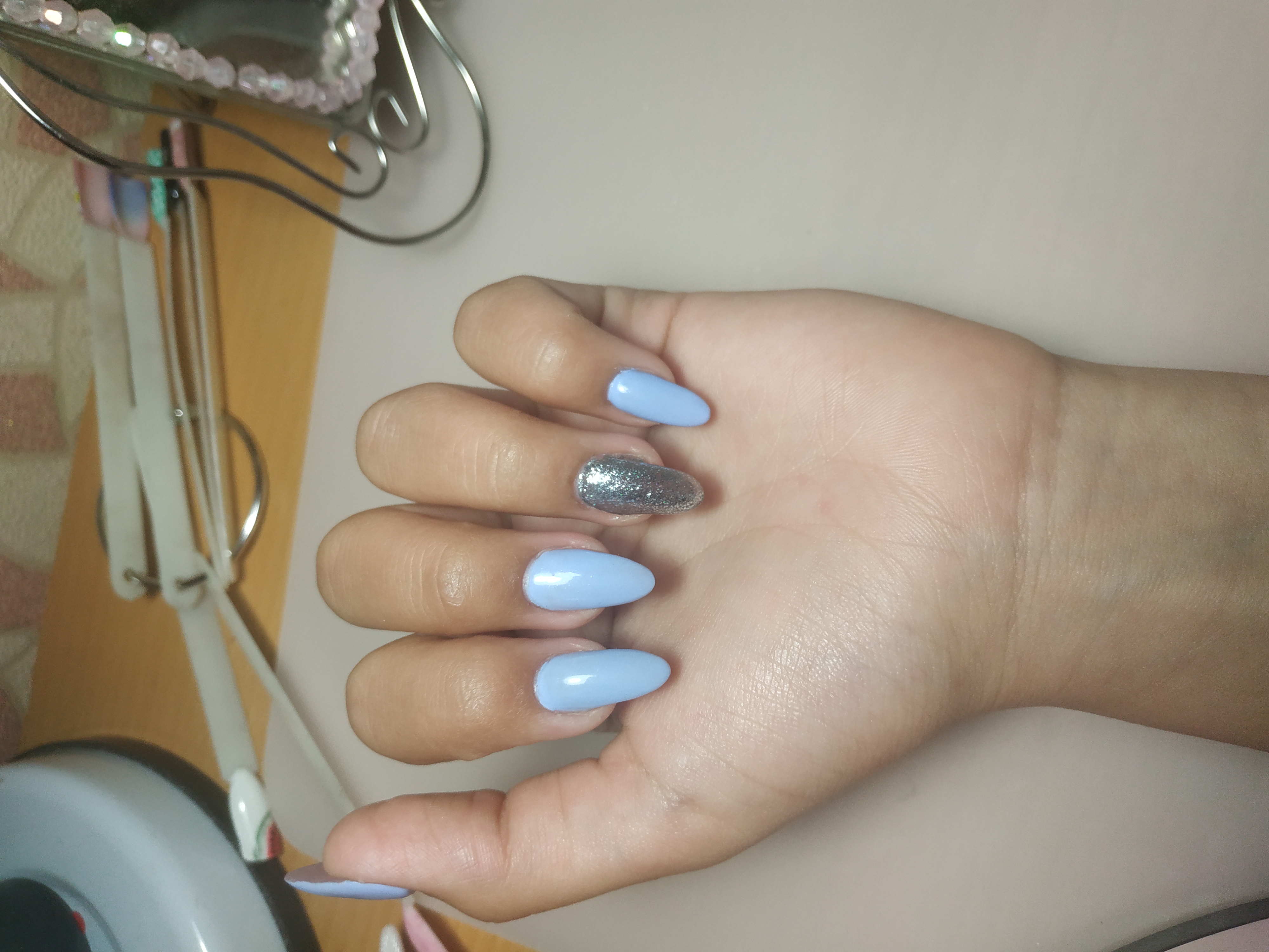Маникюр с серебряными блестками в голубом цвете на длинные ногти.