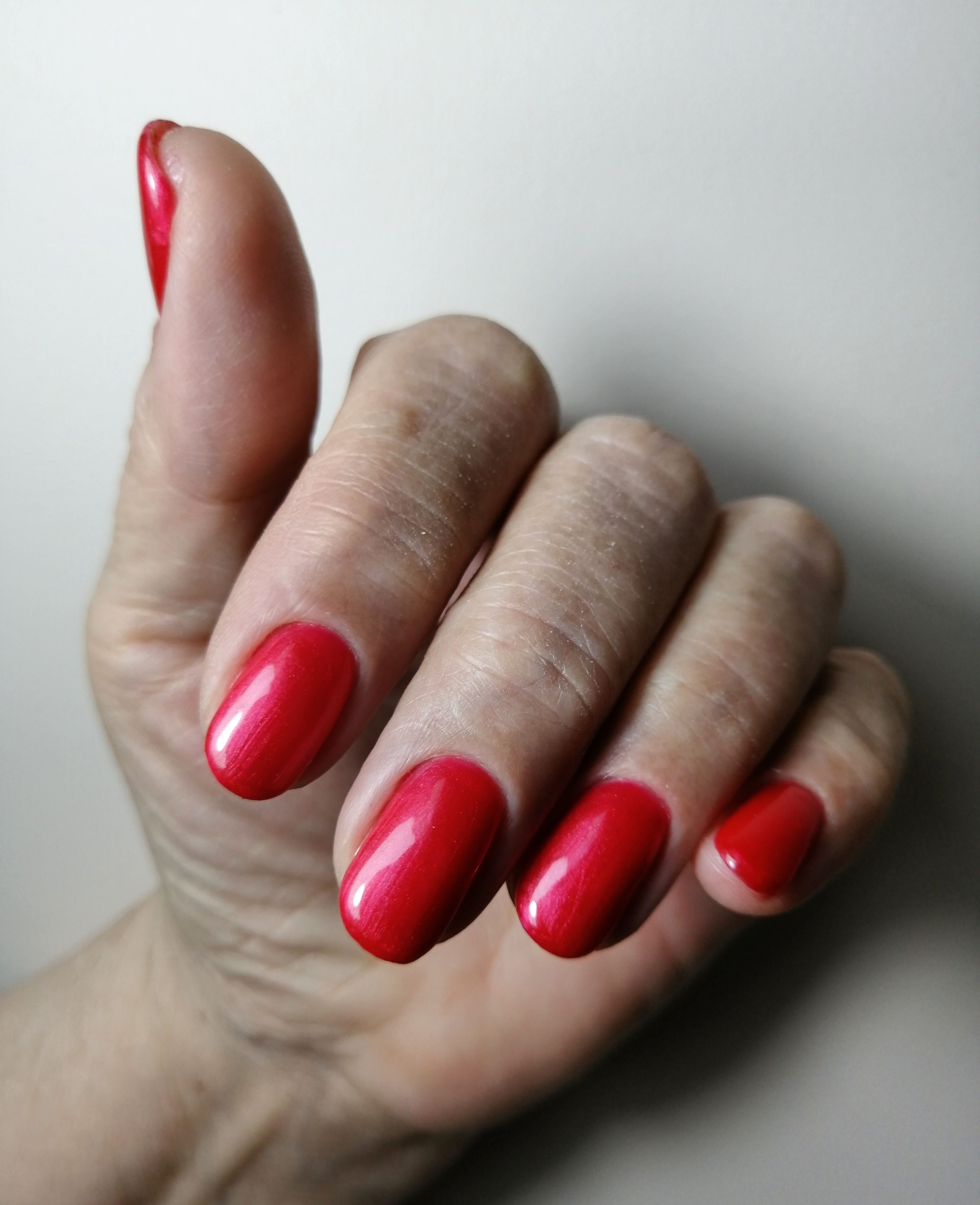 Маникюр в красном цвете на короткие ногти.