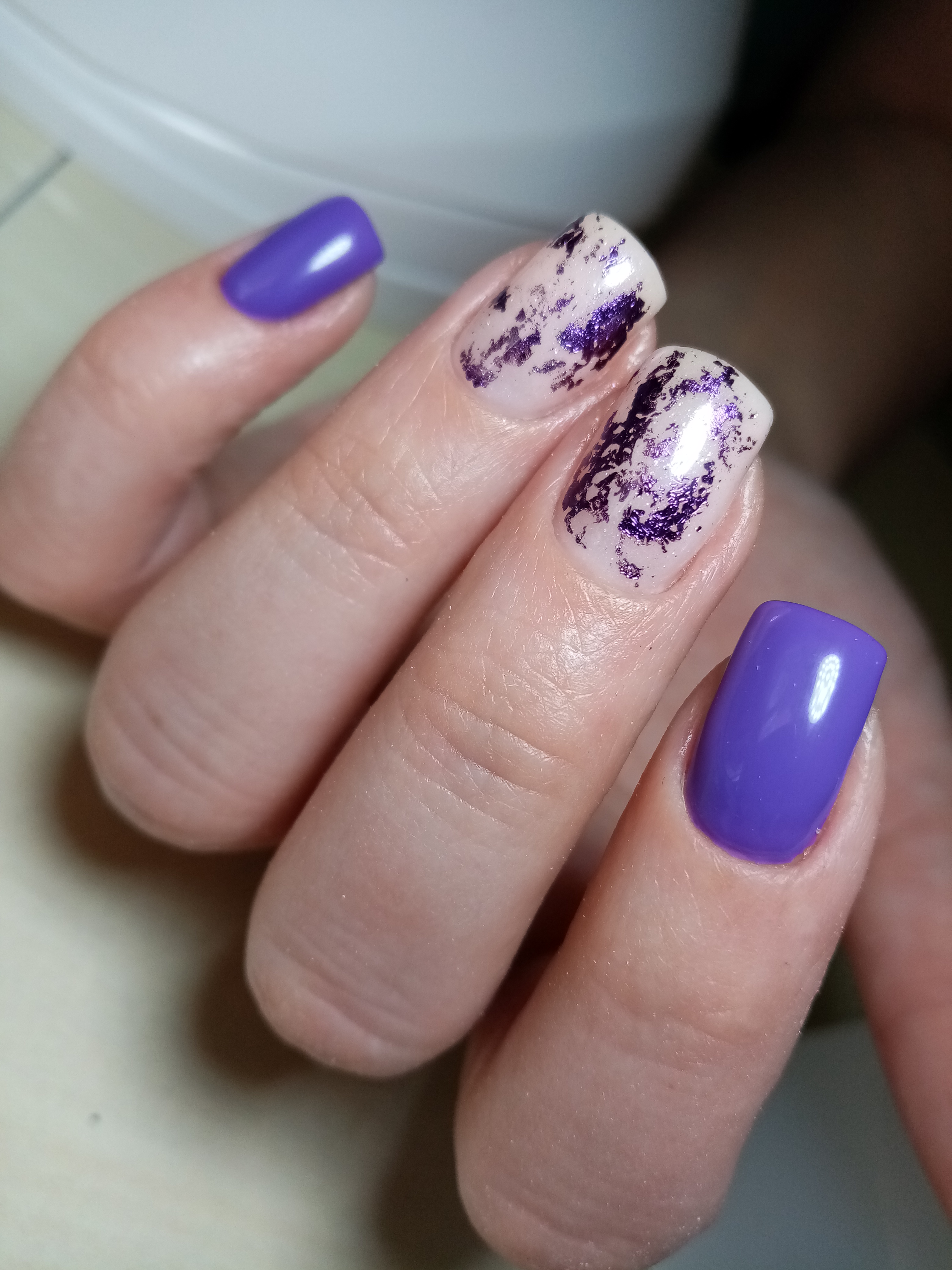 Маникюр с цветной фольгой в фиолетовом цвете на короткие ногти.
