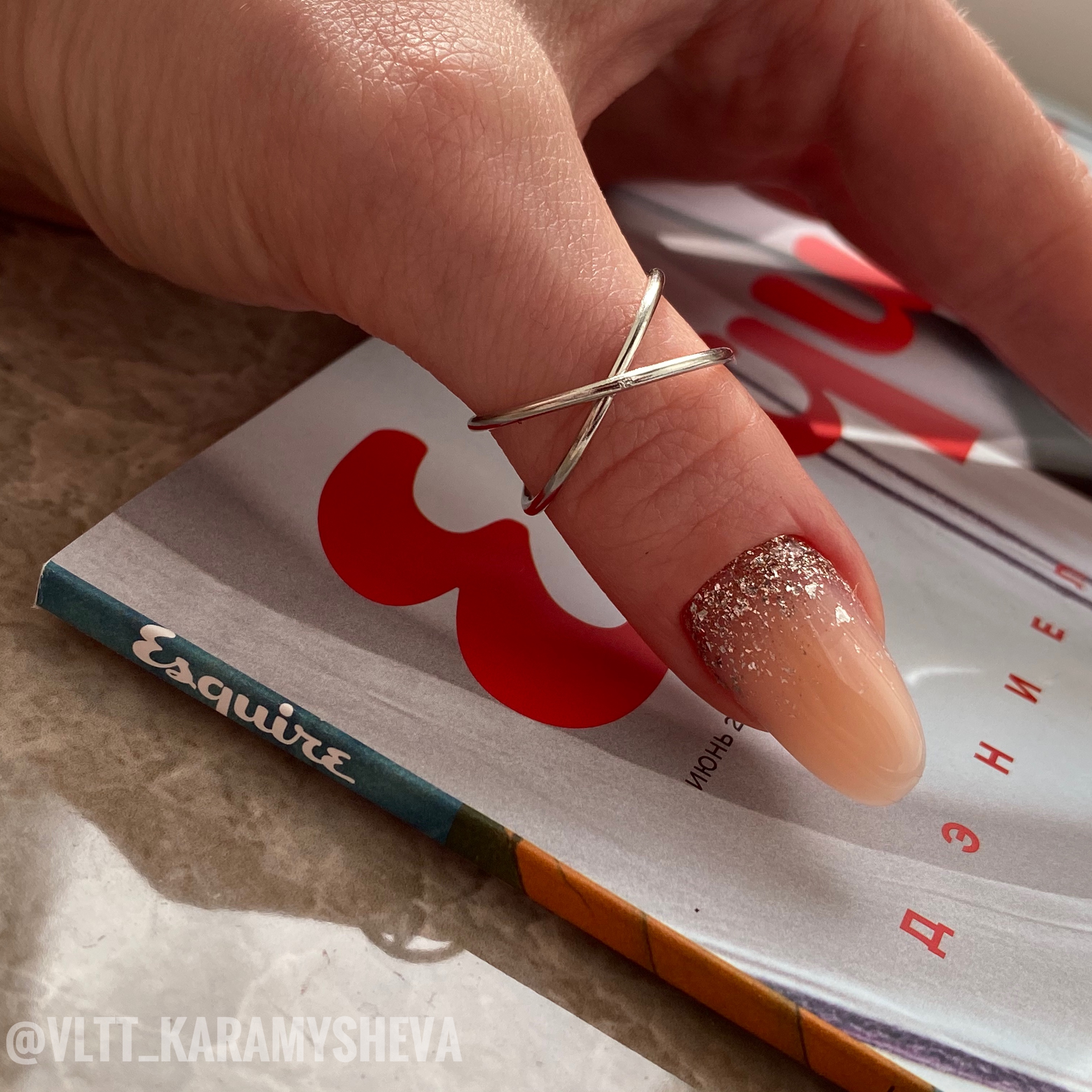 Нюдовый маникюр с блестками на длдинные ногти.