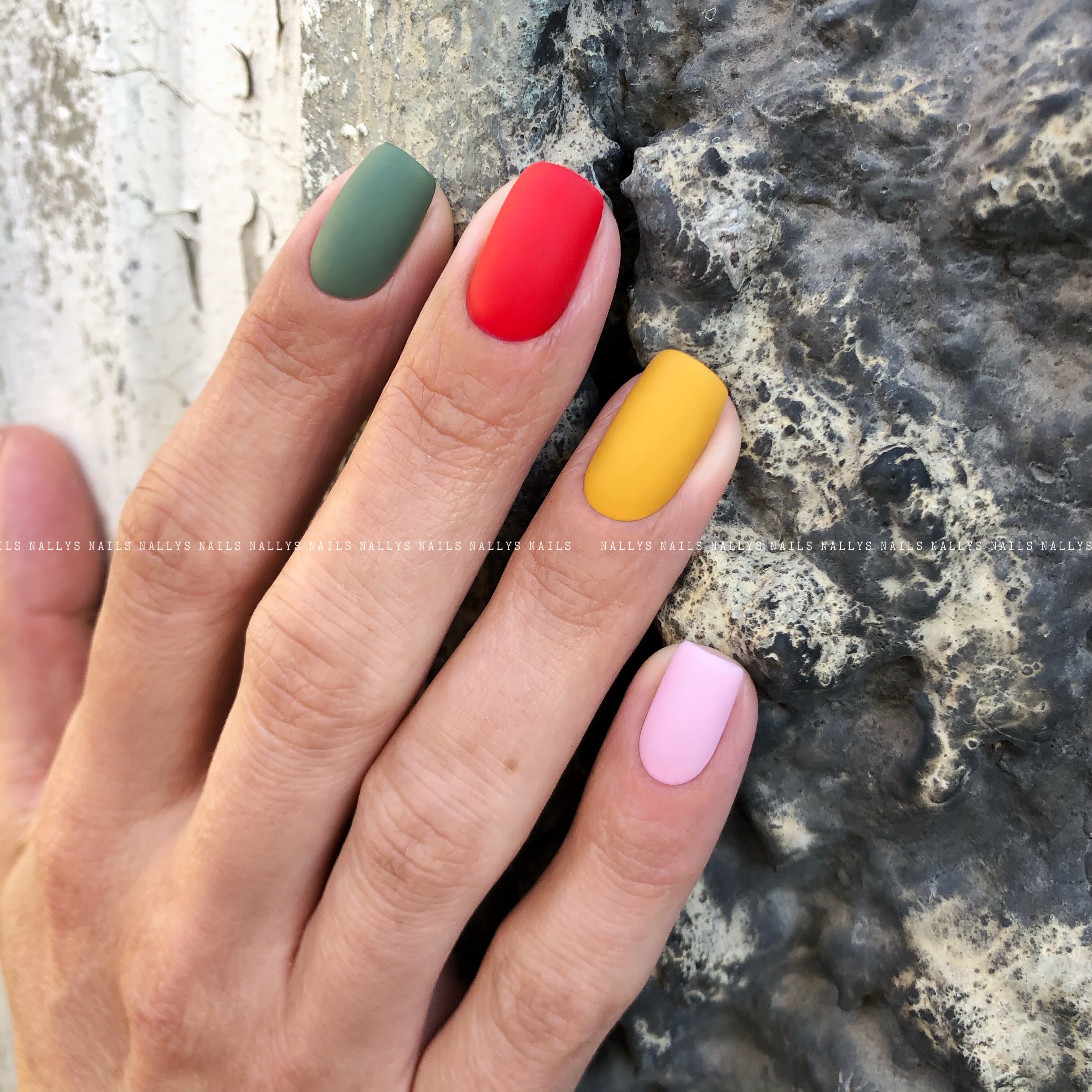 Матовый разноцветный маникюр на короткие ногти.