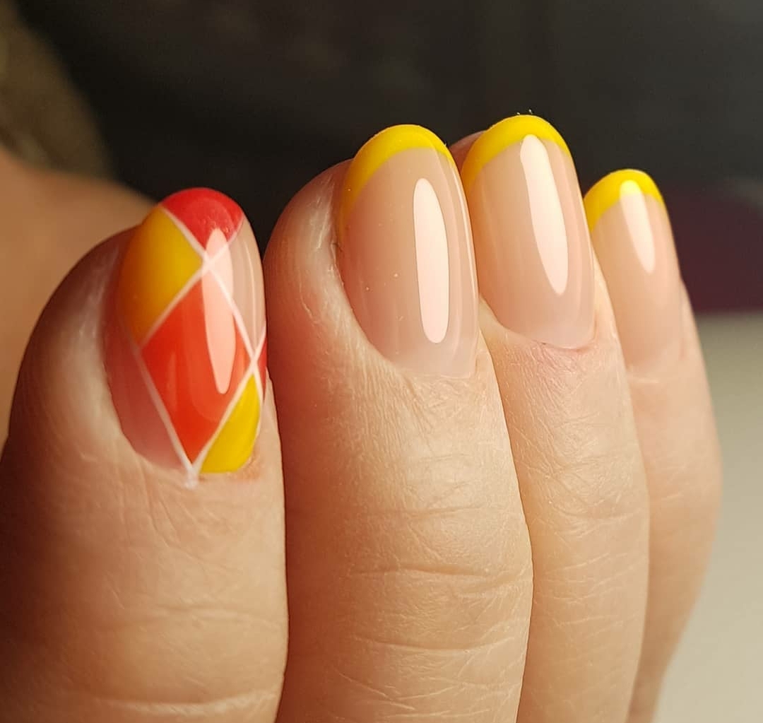 Френч с геометрическим рисунком в желтом цвете на короткие ногти.
