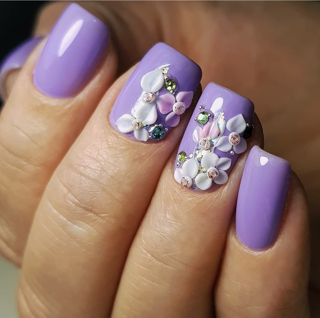 Маникюр с цветочной лепкой в сиреневом цвете на короткие ногти.