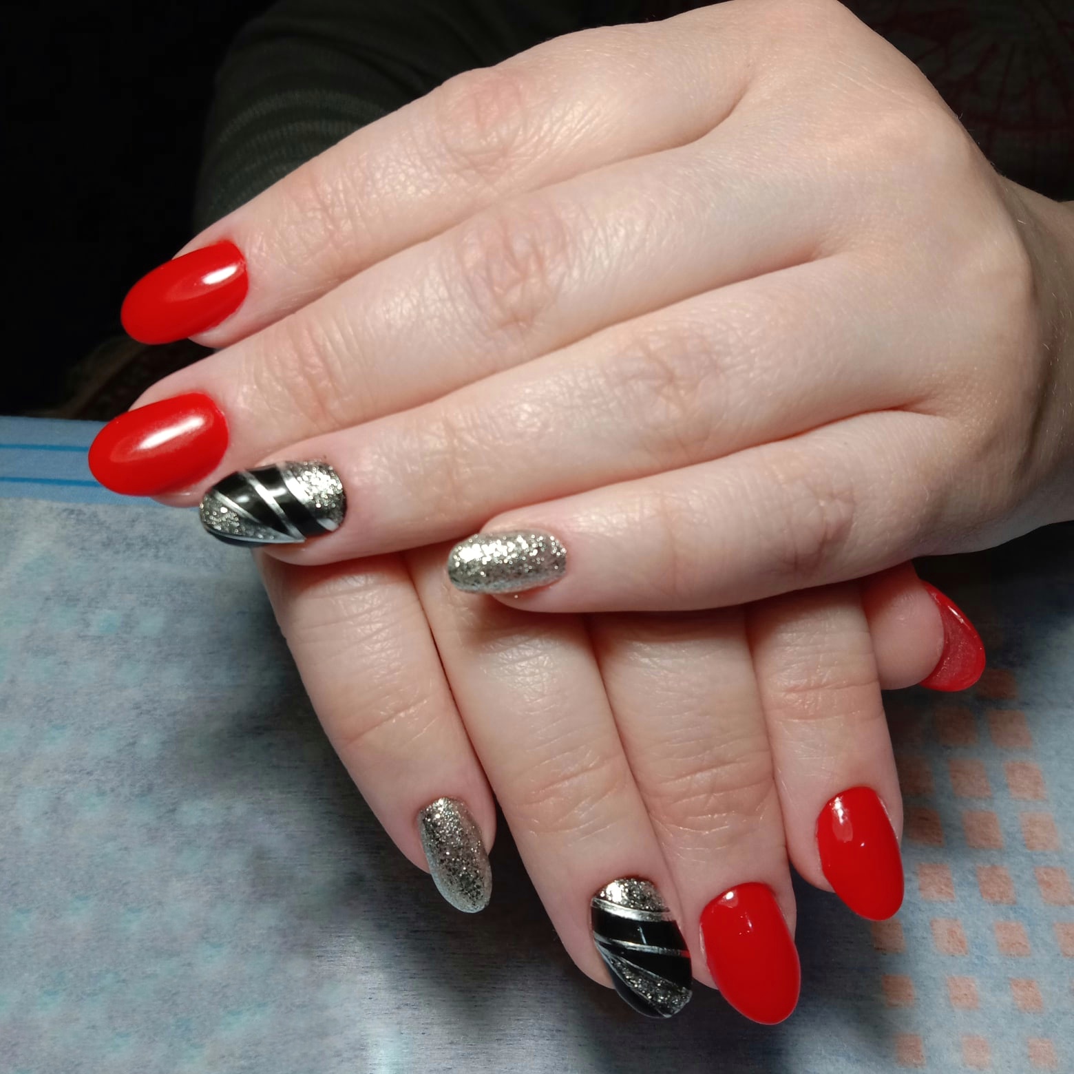 Маникюр с серебряными блестками и полосками в красном цвете на короткие ногти.