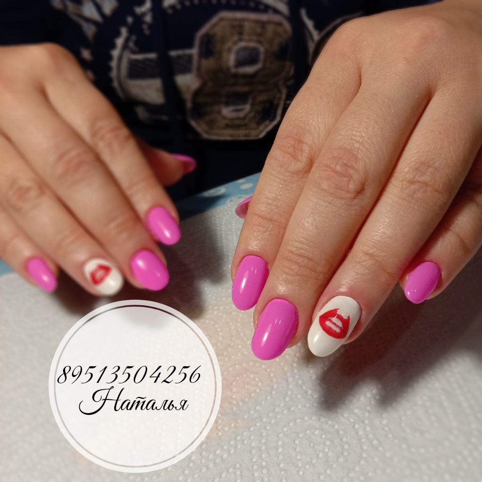 Маникюр со слайдерами в розовом цвете на короткие ногти.