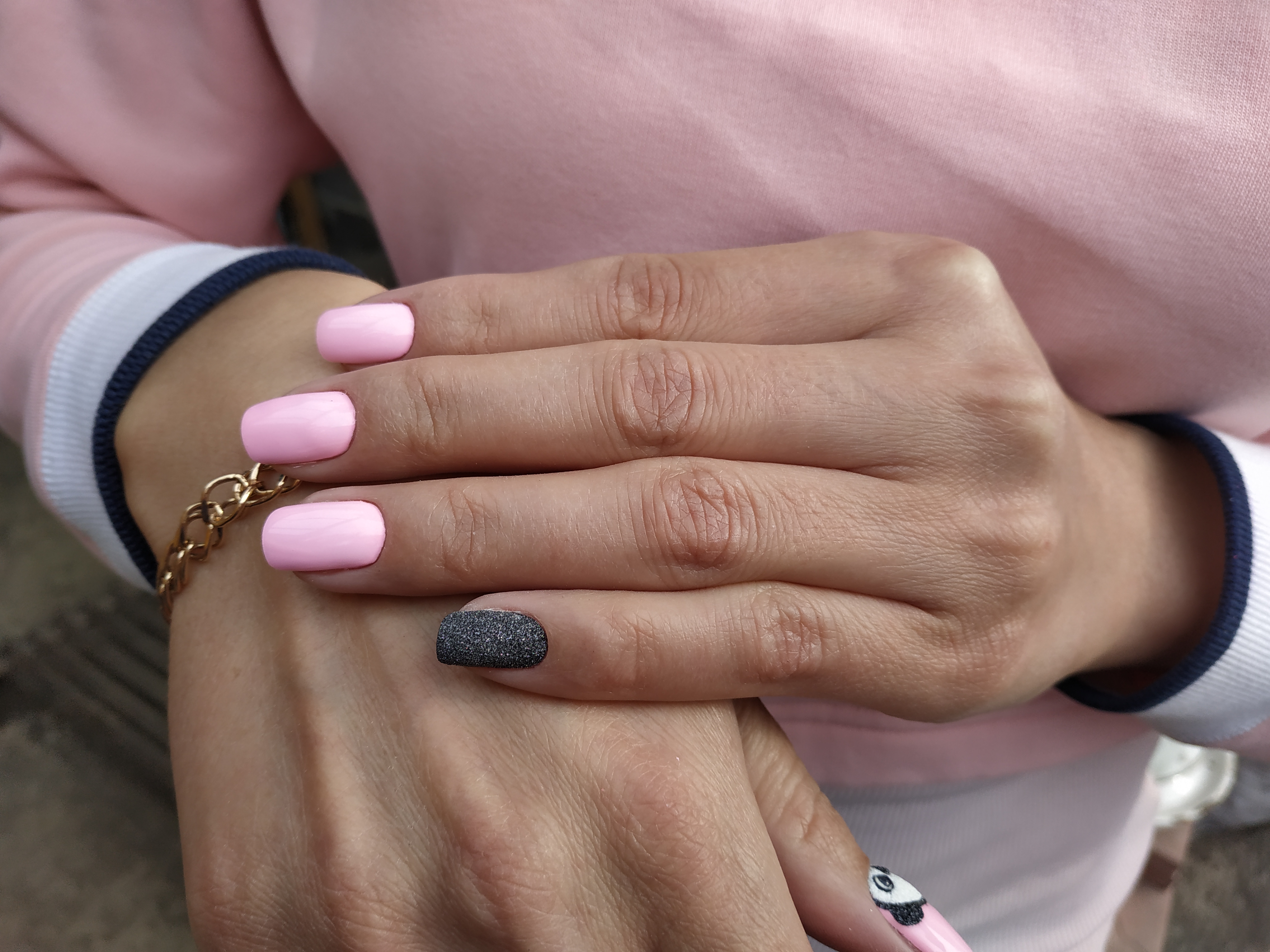 Маникюр с песочным дизайном в розовом цвете на короткие ногти.