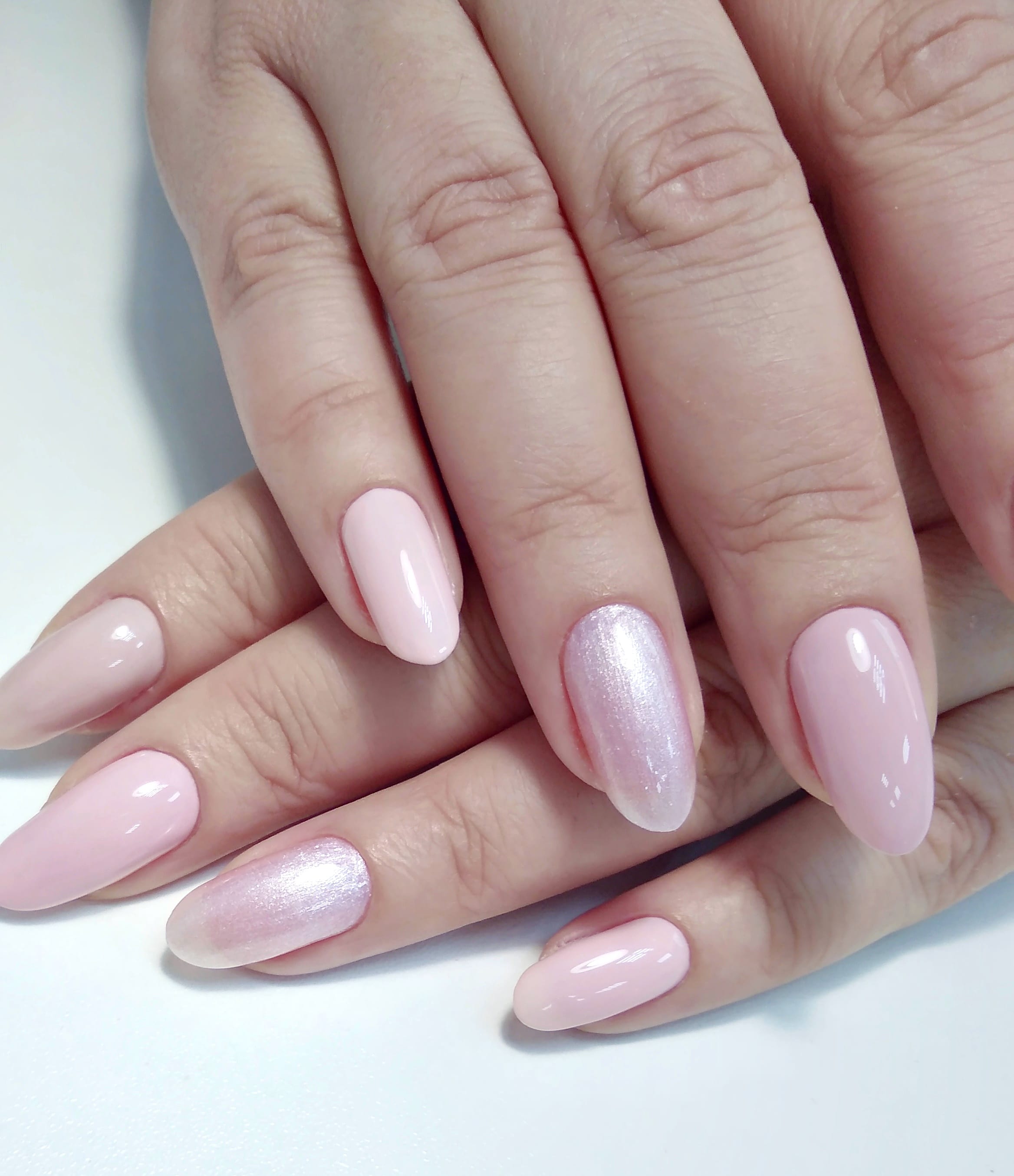 Маникюр с блестками в розовом цвете на длинные ногти.